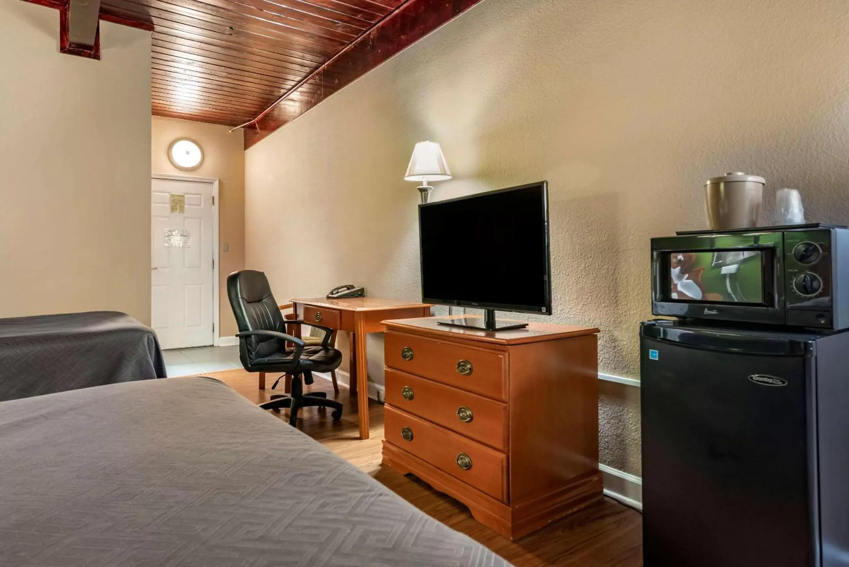 Photo of the whole room, TV/Entertainment Center in Econo Lodge Tallahassee downtown near university