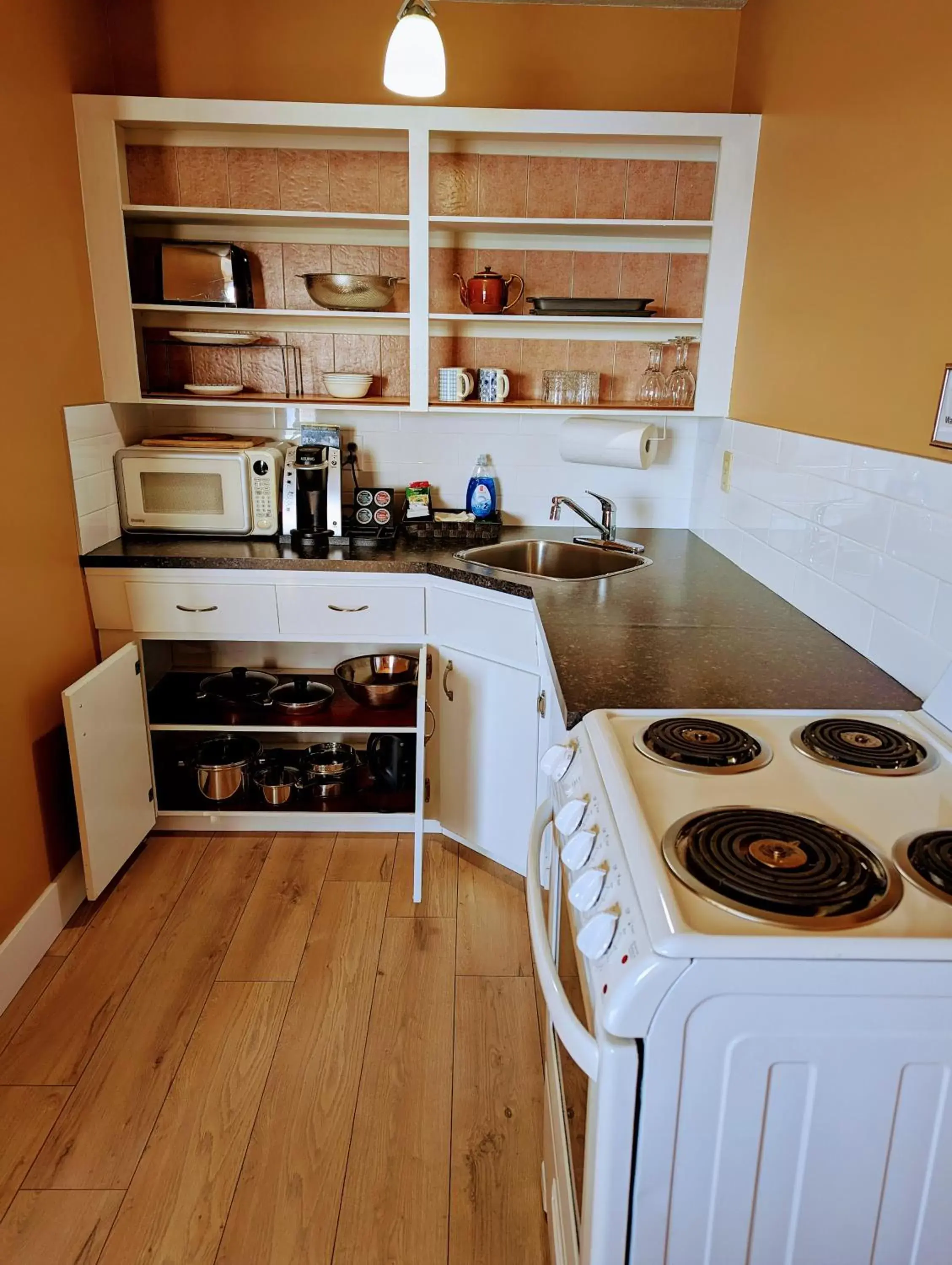 Kitchen/Kitchenette in Above Tide Motel