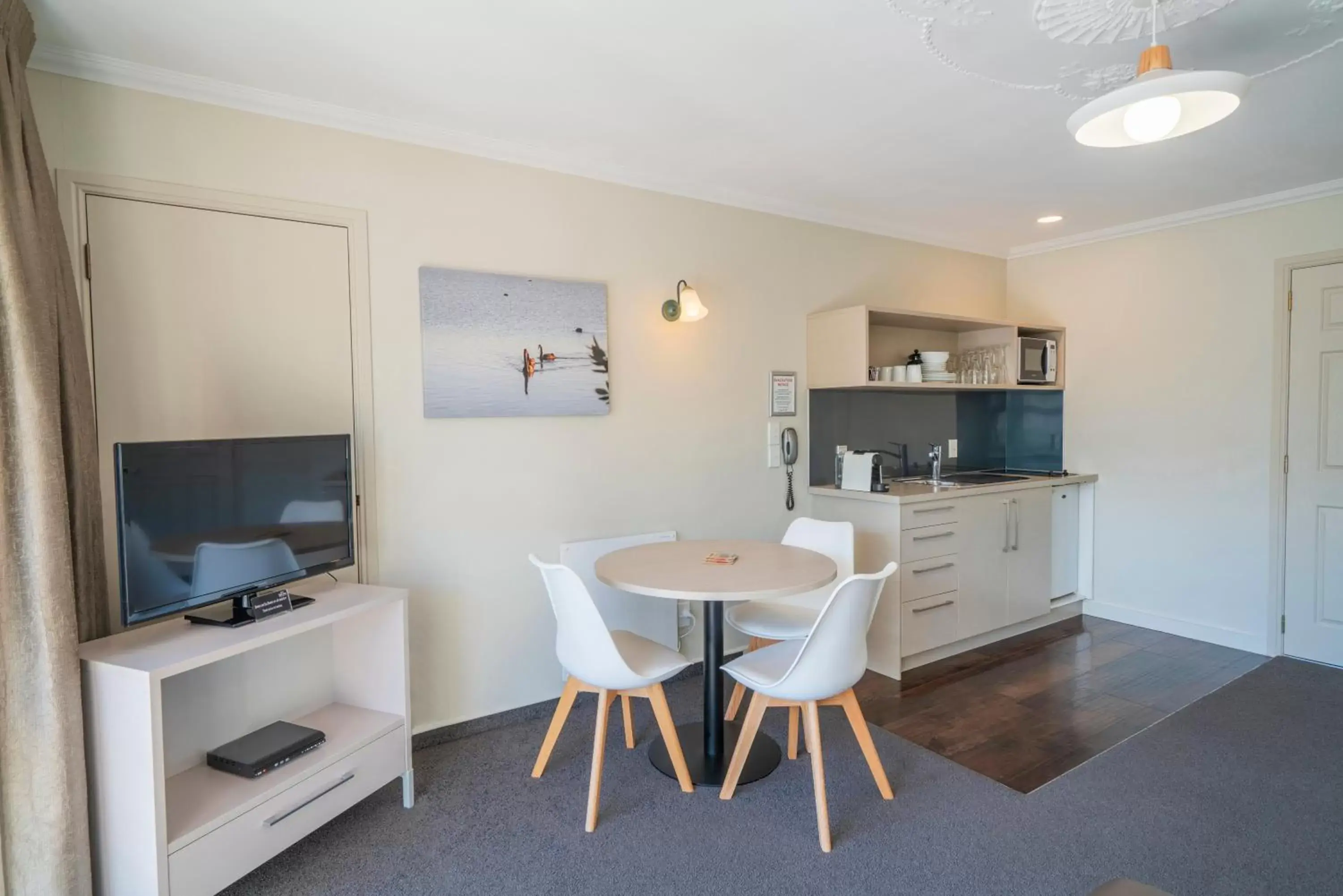 Living room, TV/Entertainment Center in Silver Fern Rotorua Suites & Spa