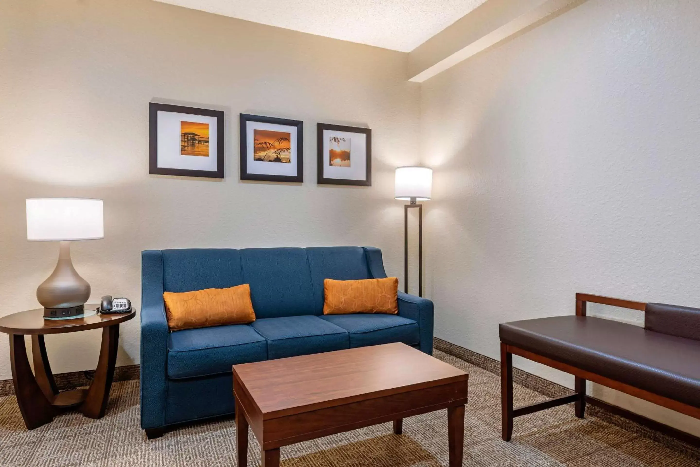 Photo of the whole room, Seating Area in Comfort Suites Downtown