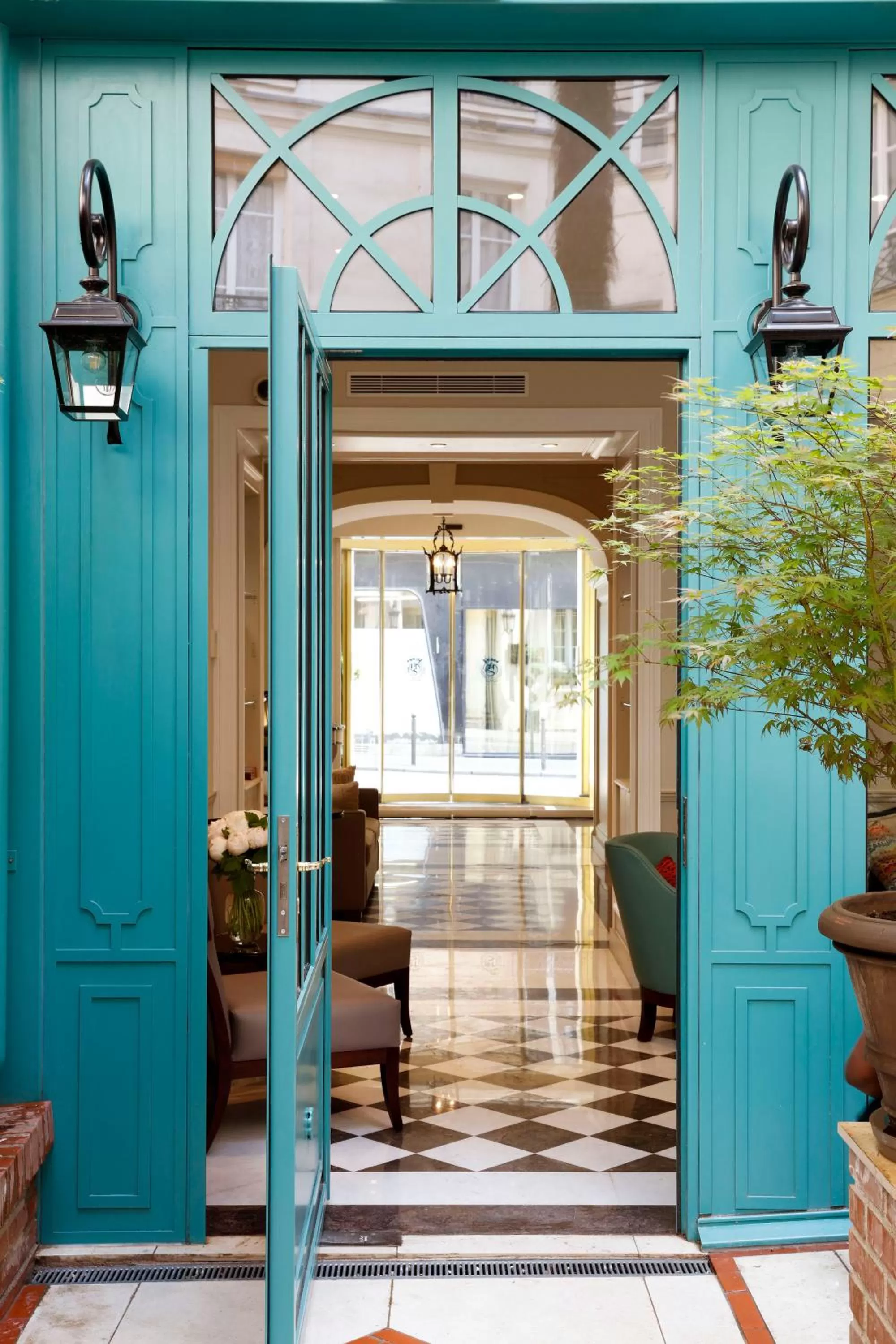 Patio in Hôtel Serotel Lutèce