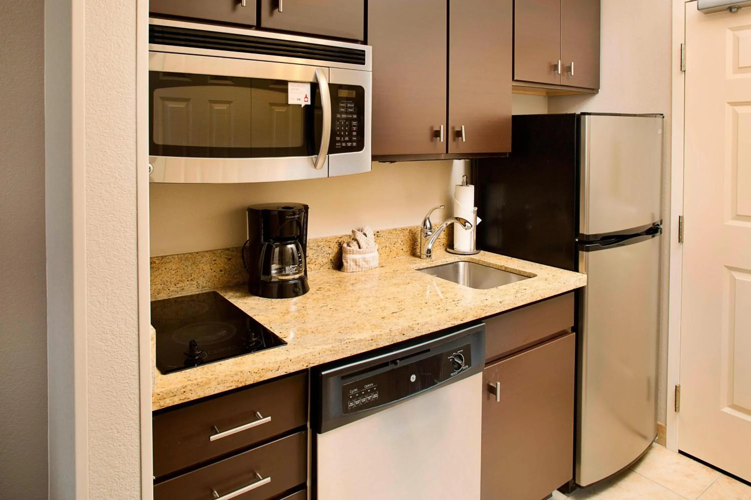 Kitchen or kitchenette, Kitchen/Kitchenette in TownePlace Suites by Marriott Phoenix Goodyear