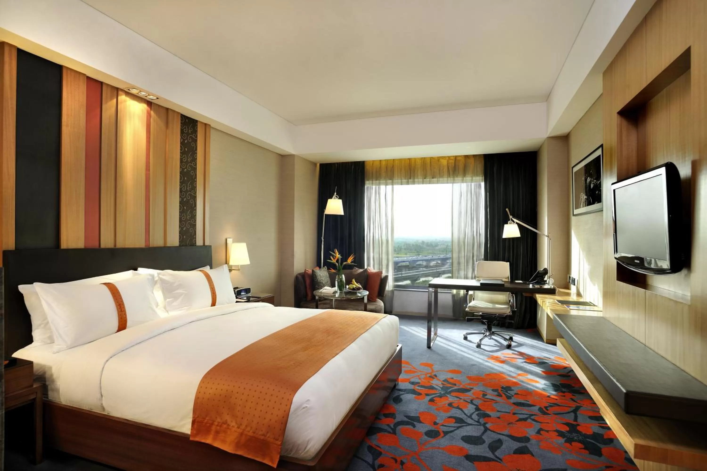 Photo of the whole room, Bed in Holiday Inn New Delhi Mayur Vihar Noida by IHG