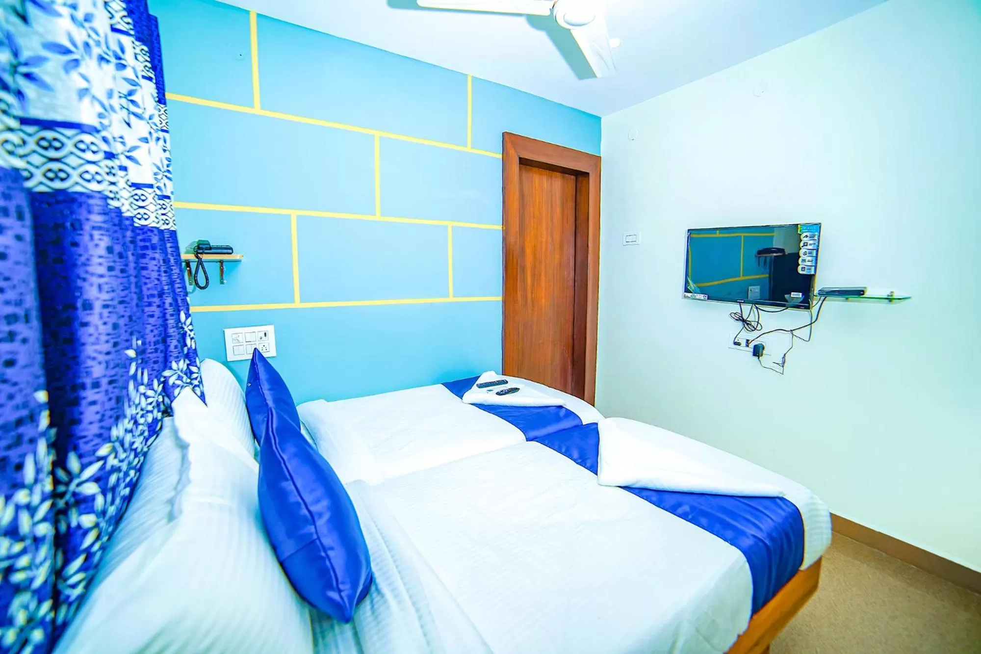 Communal lounge/ TV room, Bed in FabHotel JKC Grand