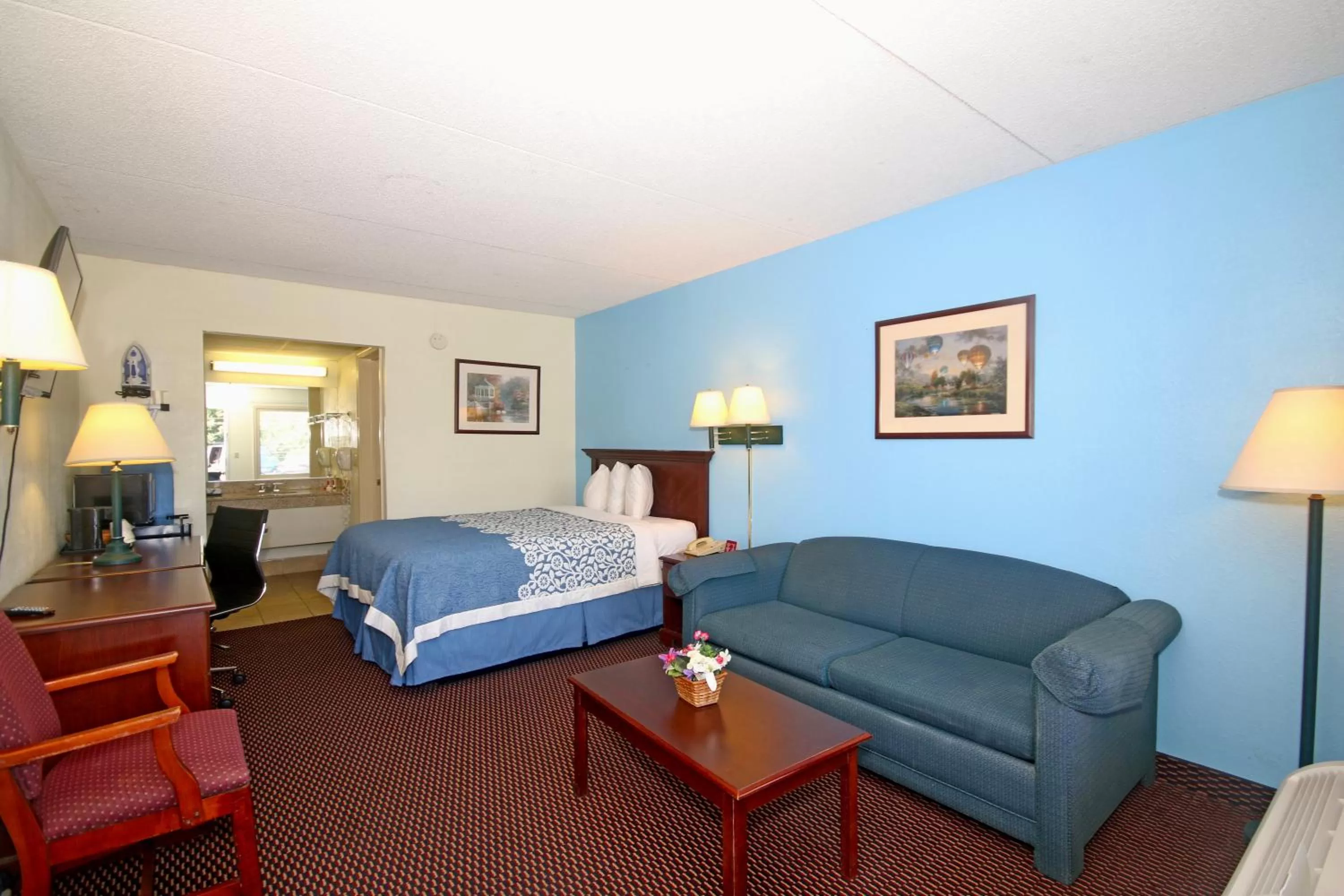 Photo of the whole room, Bed in Hamilton Inn Jonesville I-77