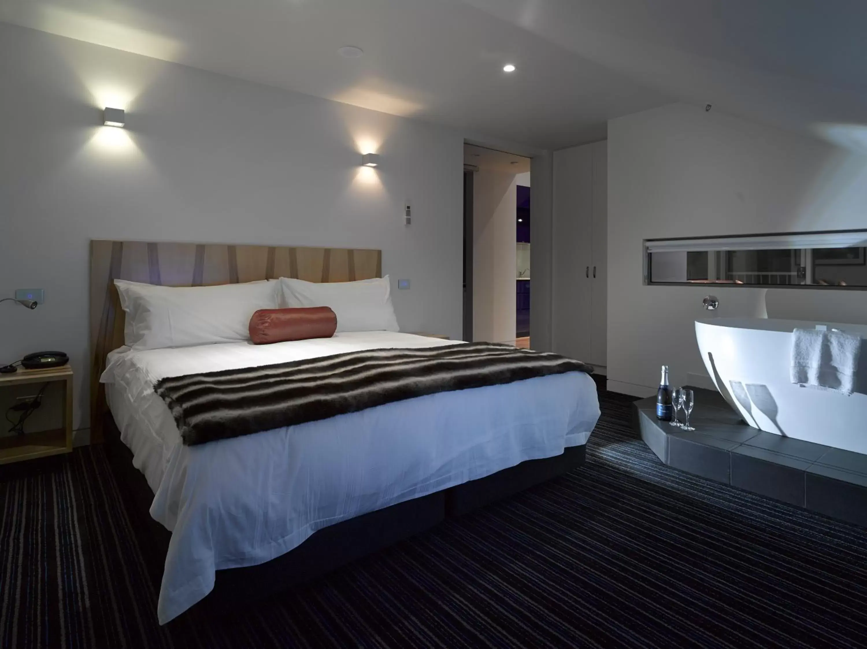 Bed in Salamanca Wharf Hotel