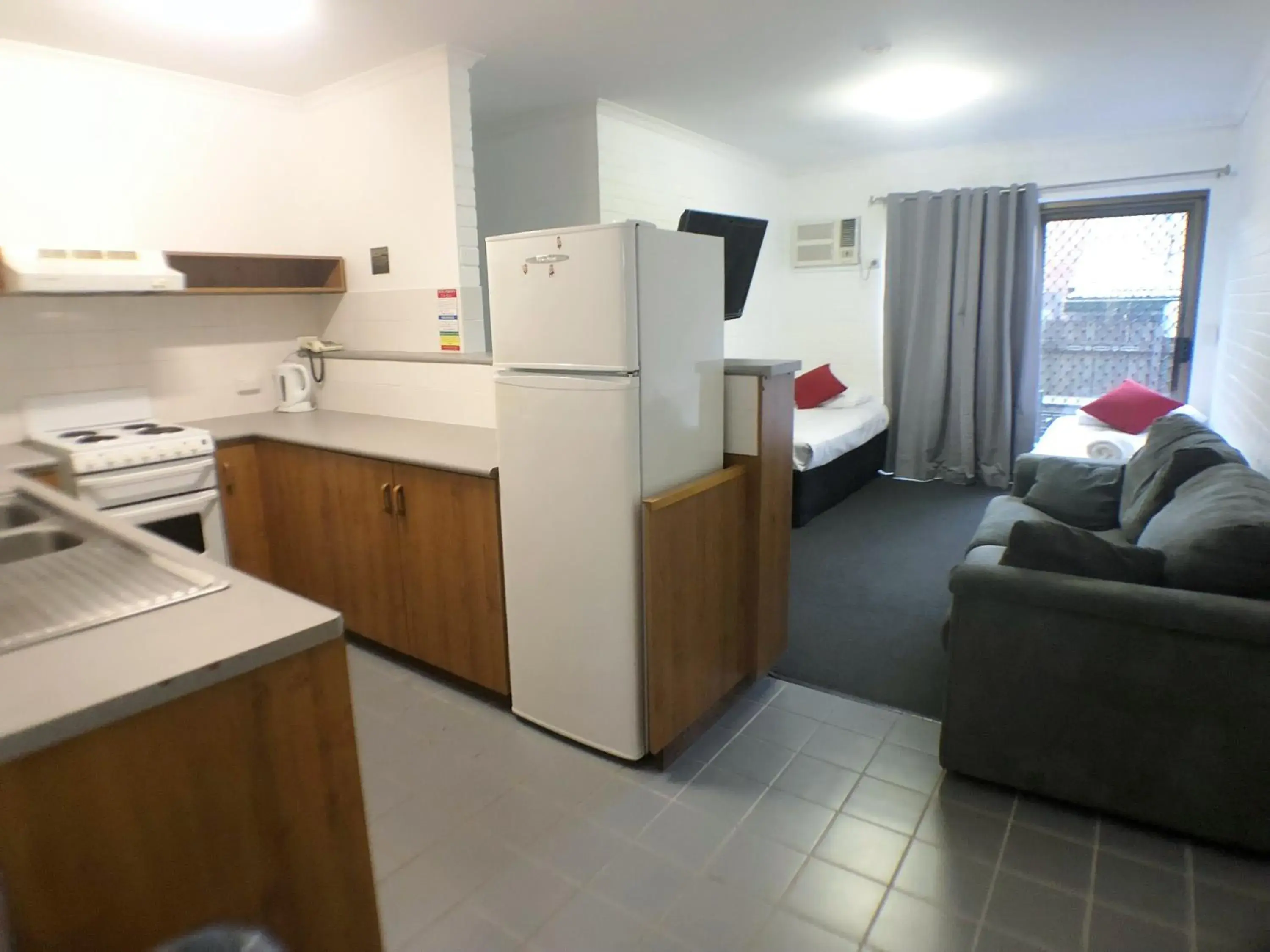 Kitchen/Kitchenette in Allan Cunningham Motel