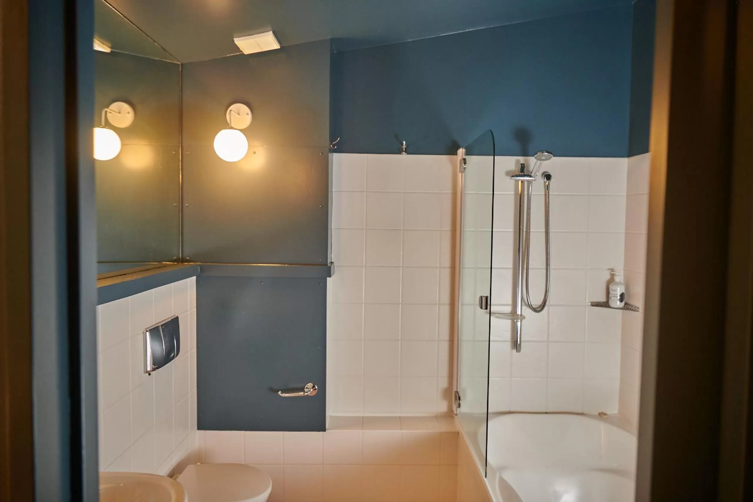 Bathroom in The Central Hotel Queenstown, A Naumi Chapter