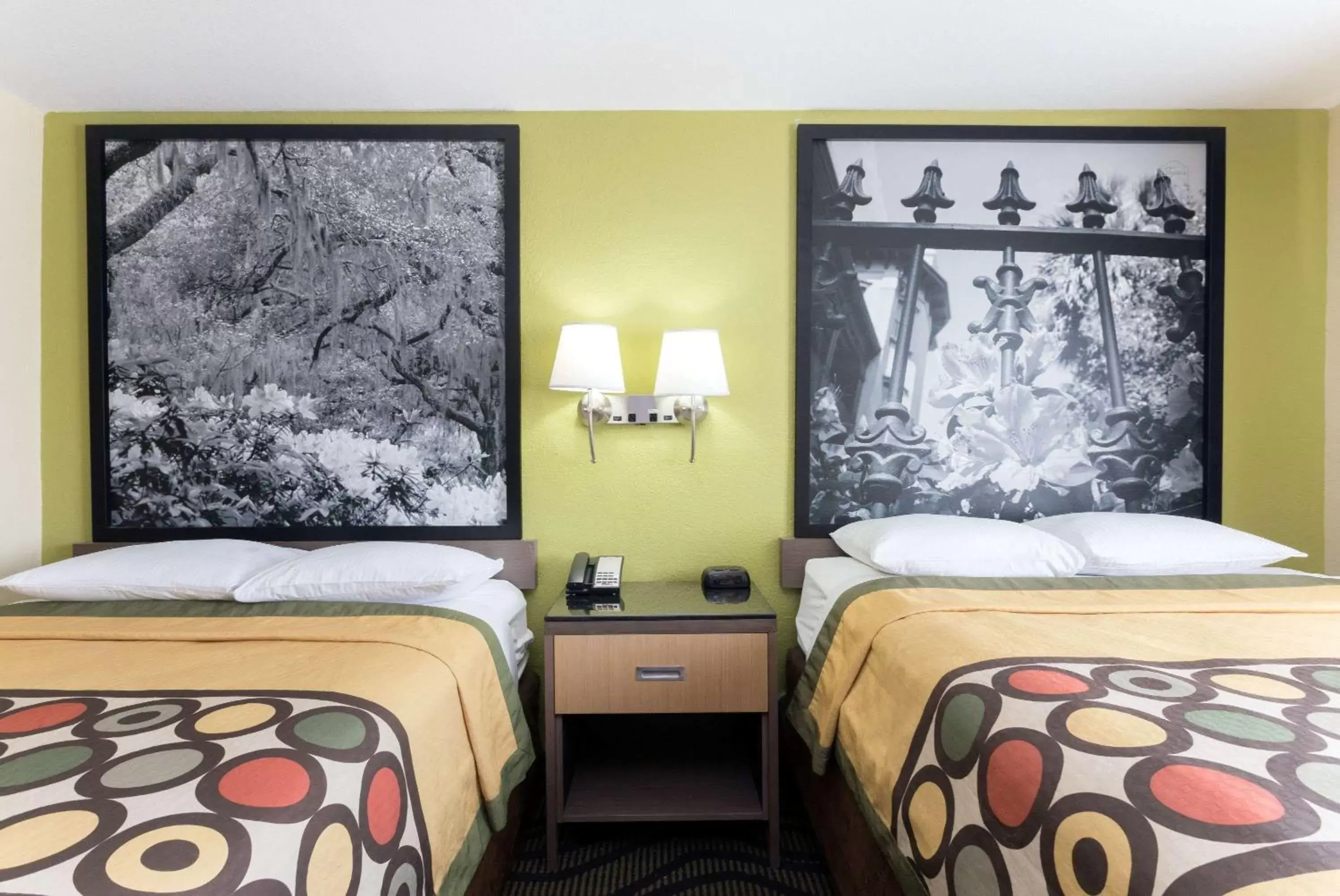 Photo of the whole room, Bed in Super 8 by Wyndham Brunswick/St Simons Island Area Photo of the whole room, Bed in Super 8 by Wyndham Brunswick/St Simons Island Area