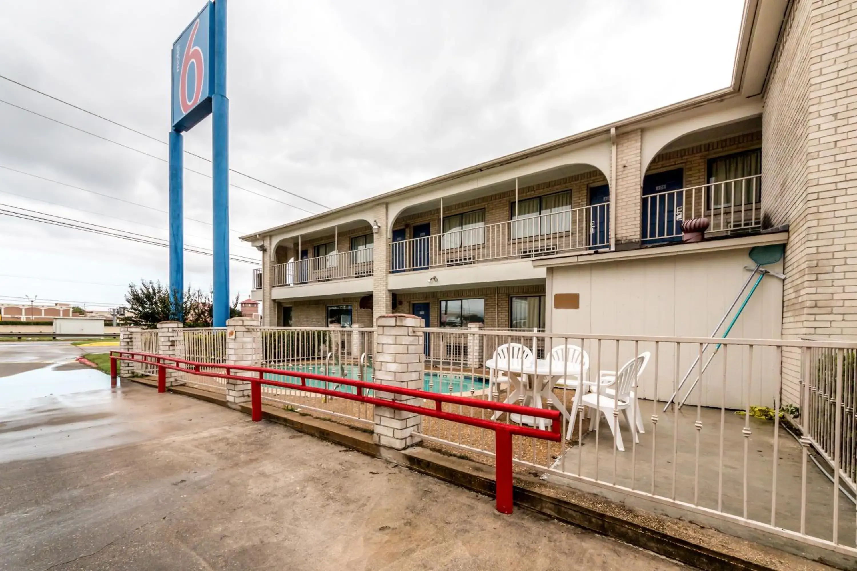 Facade/entrance in Motel 6 San Antonio, TX - Frost Bank Center Facade/entrance in Motel 6 San Antonio, TX - Frost Bank Center