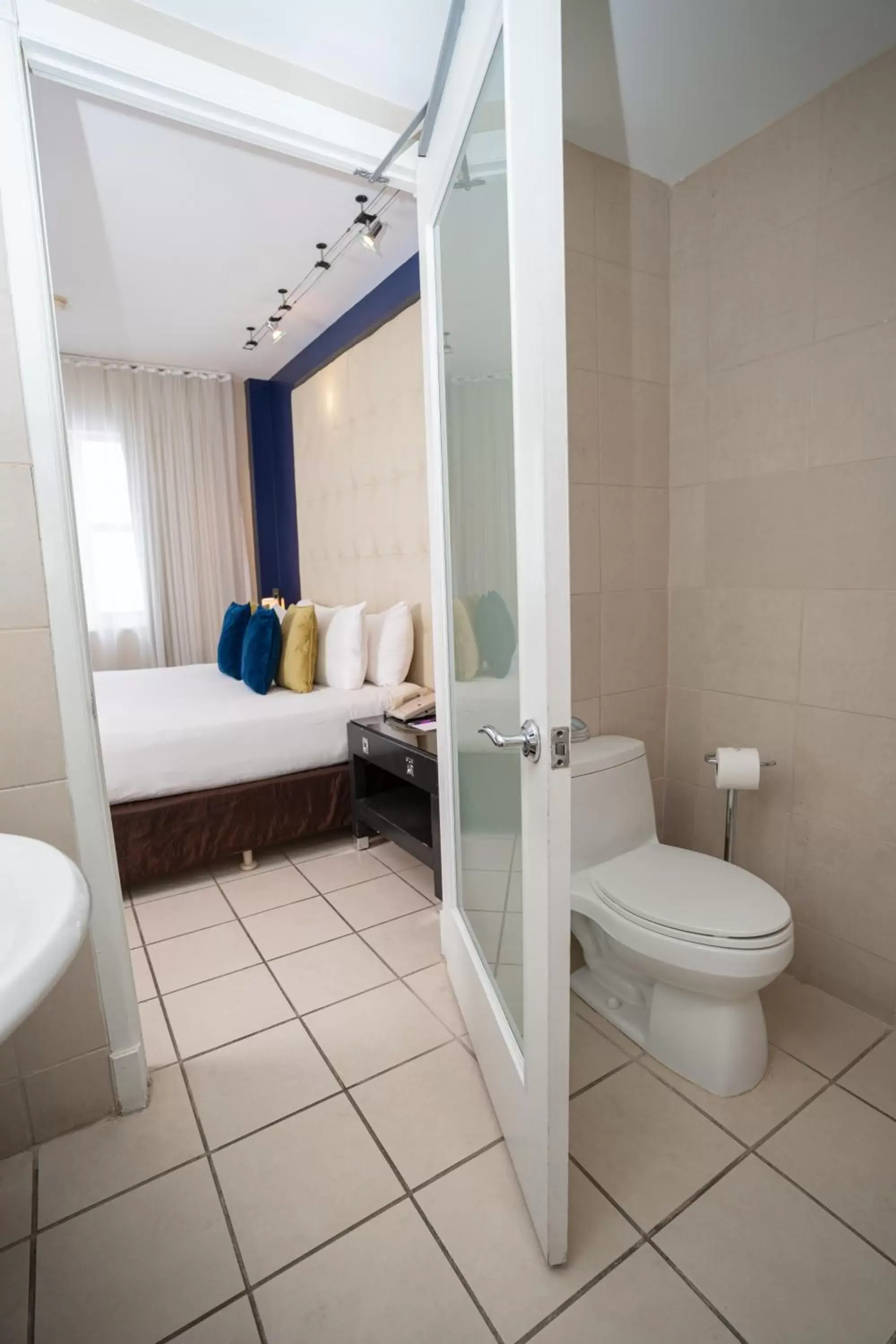 Toilet, Bathroom in The Sagamore Hotel South Beach