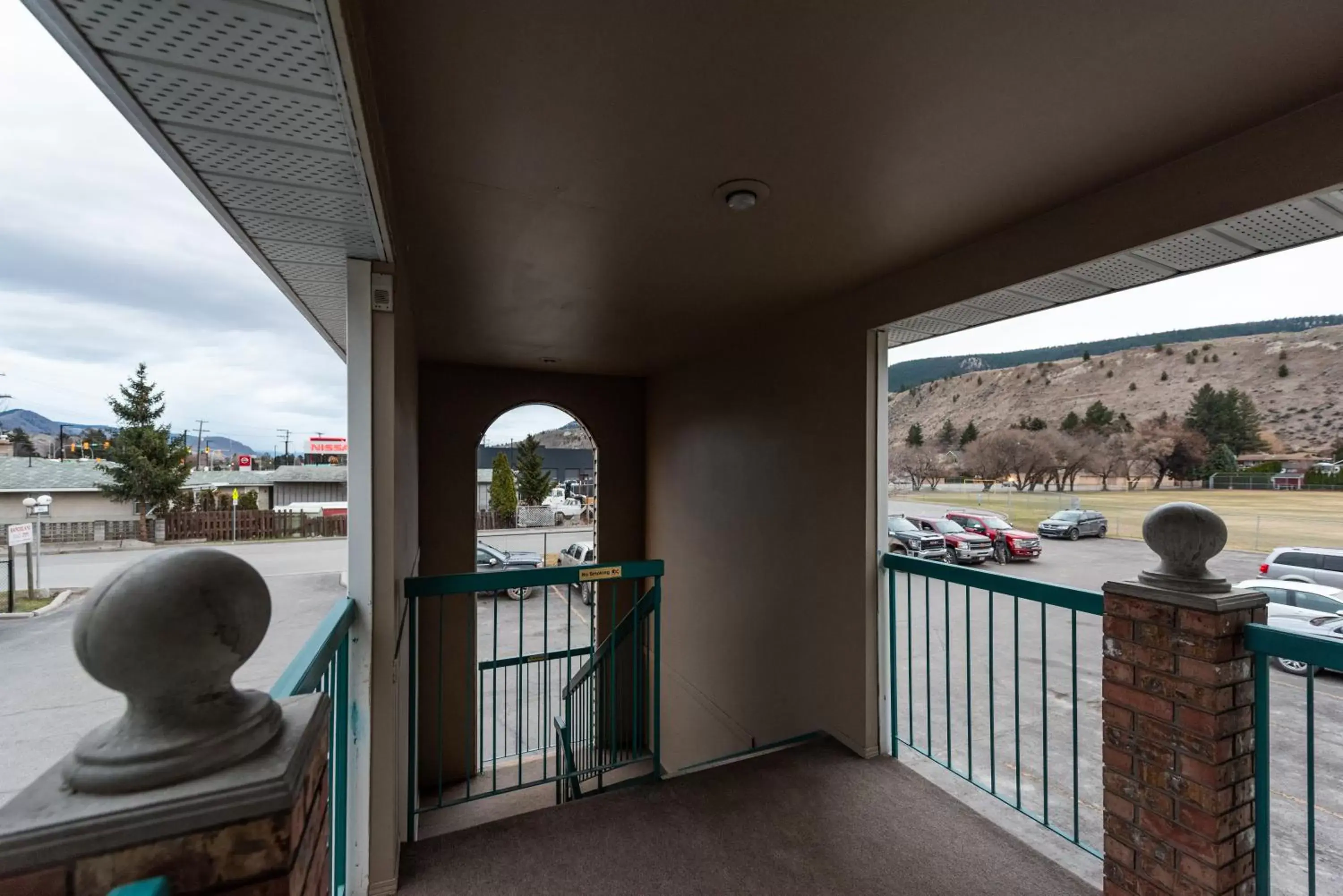 Property building, Balcony/Terrace in The Ranchland Inn Kamloops