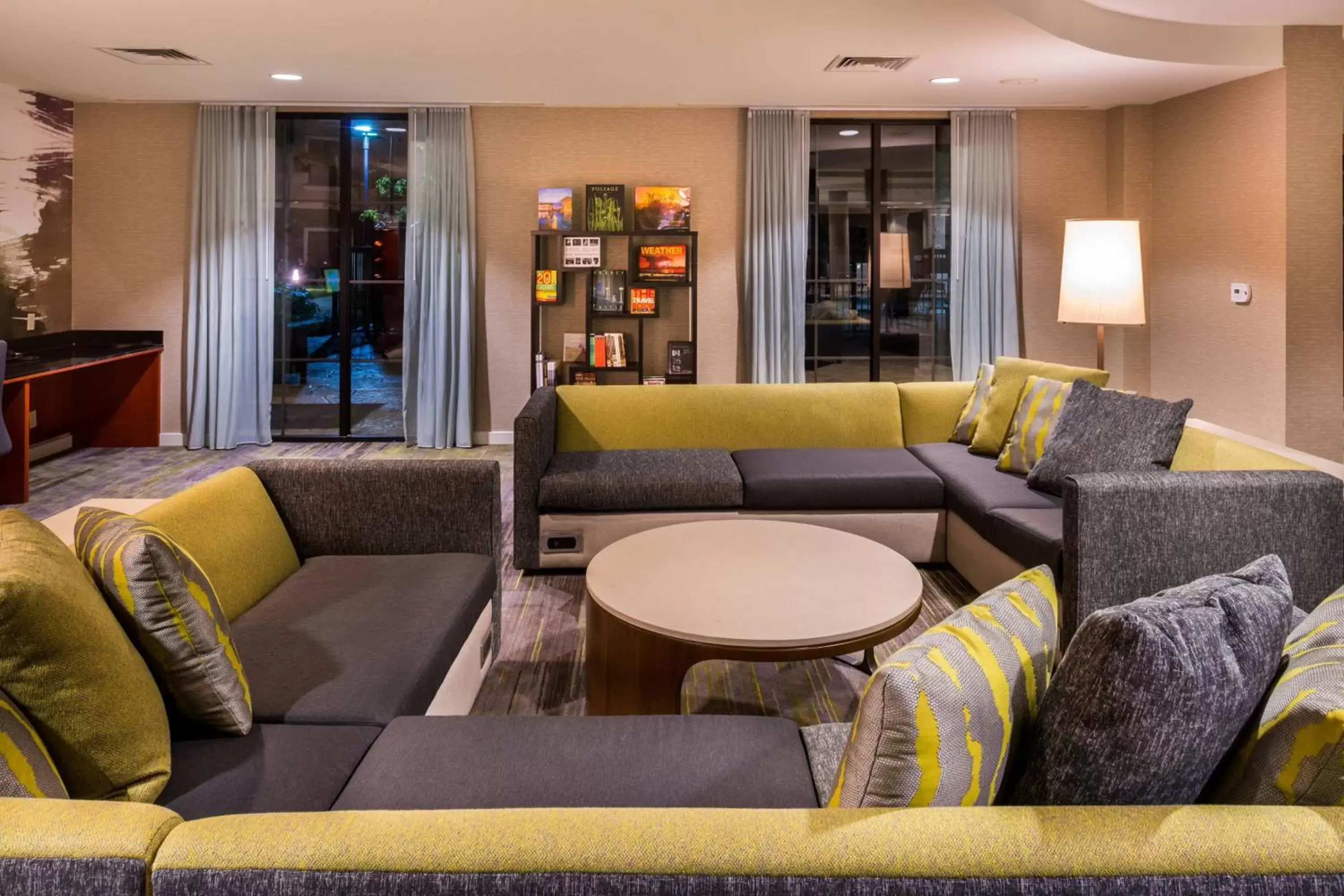 Lobby or reception, Seating Area in Courtyard by Marriott San Luis Obispo