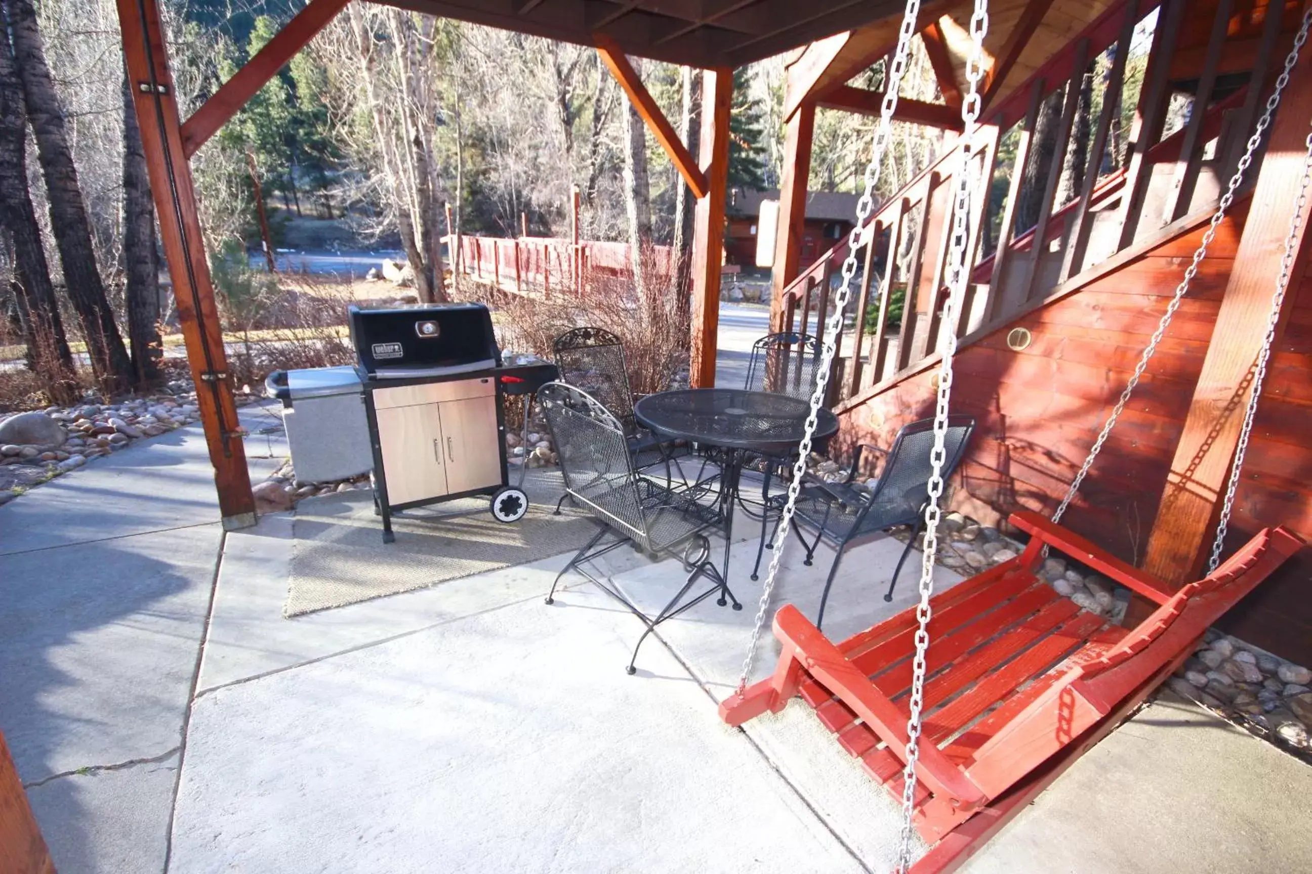 Patio, BBQ Facilities in Streamside on Fall River