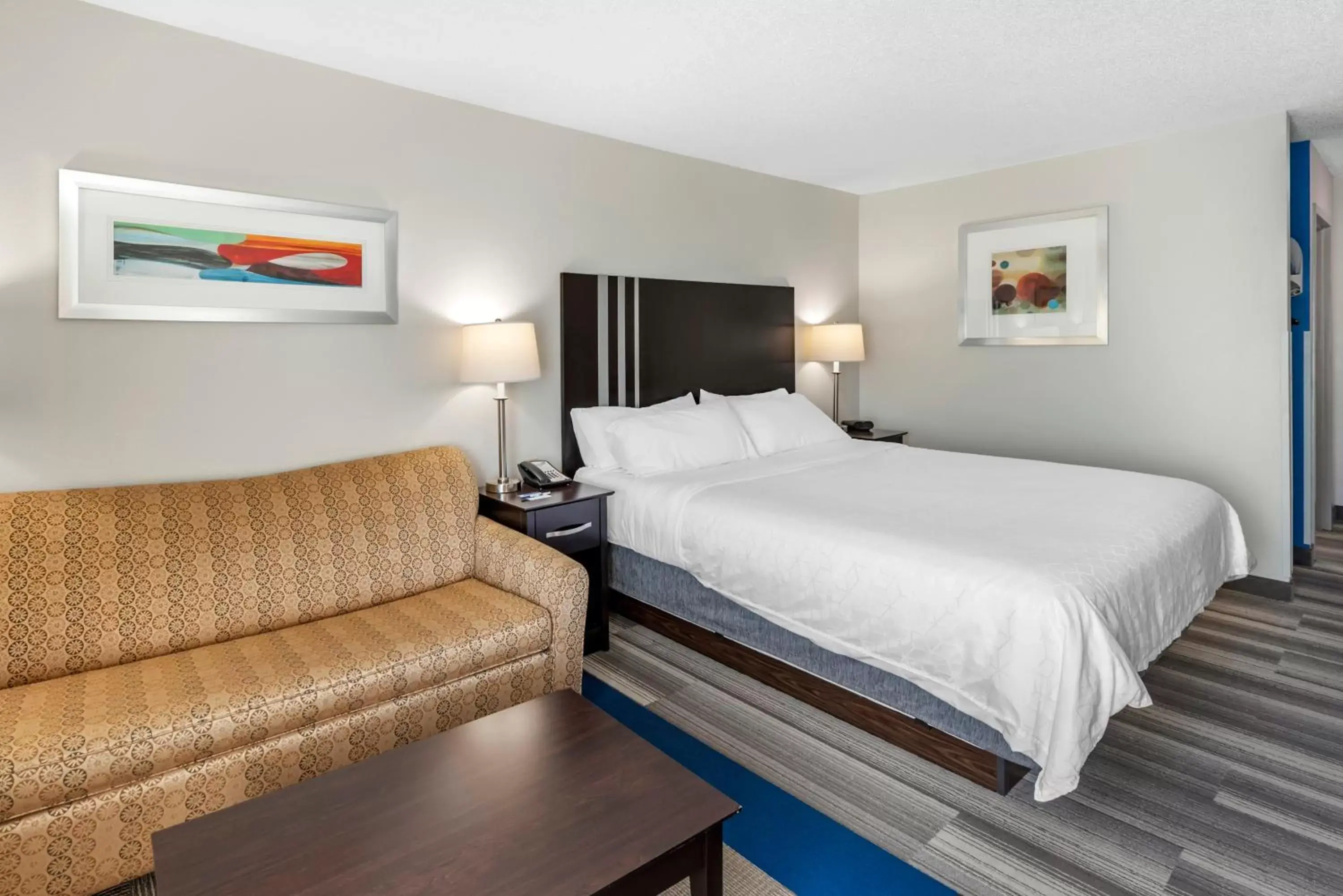 Photo of the whole room, Bed in Holiday Inn Express Hotel & Suites Cincinnati-Blue Ash, an IHG Hotel