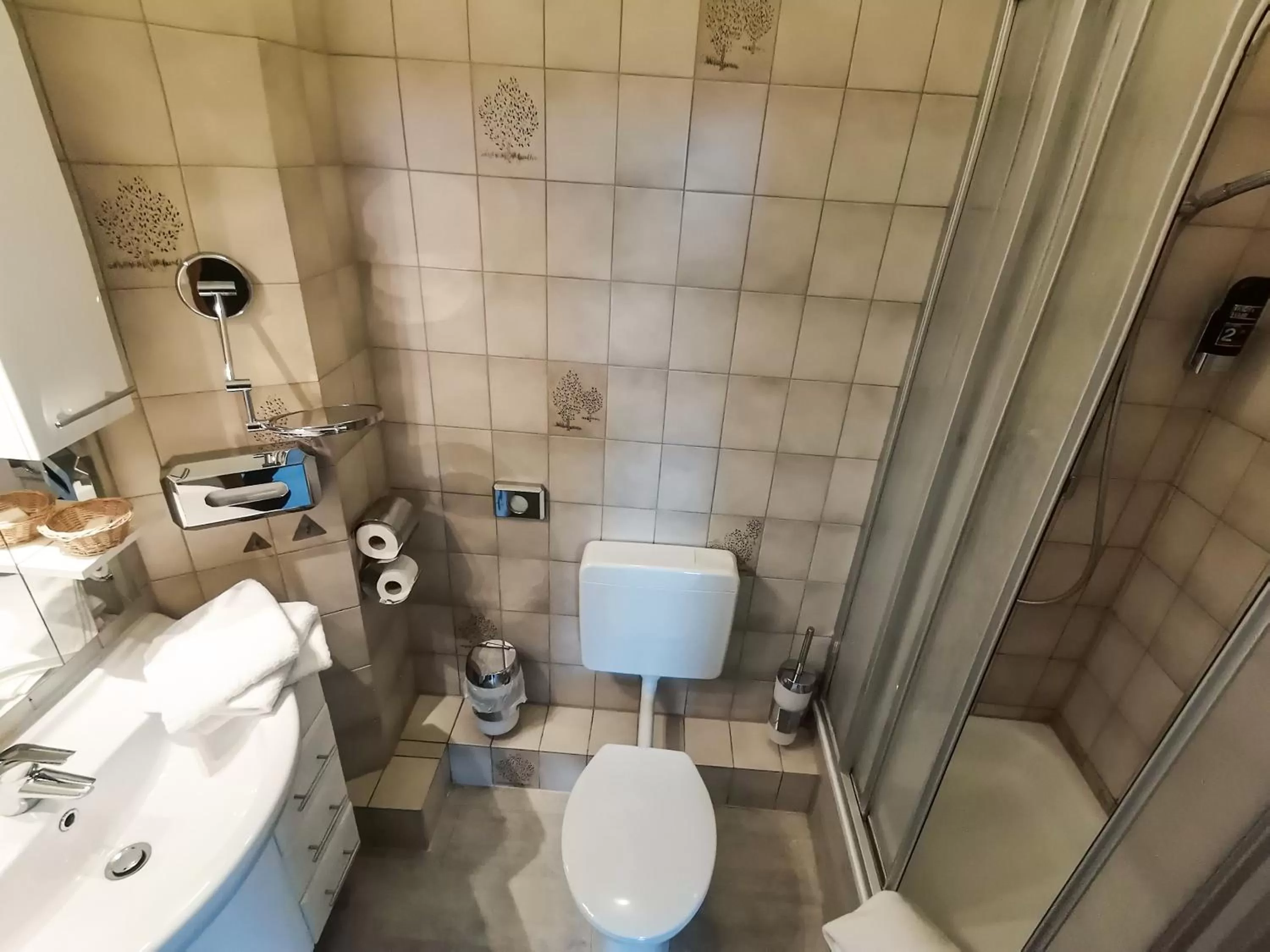 Shower, Bathroom in Hotel Kitzinger Hof an der B8