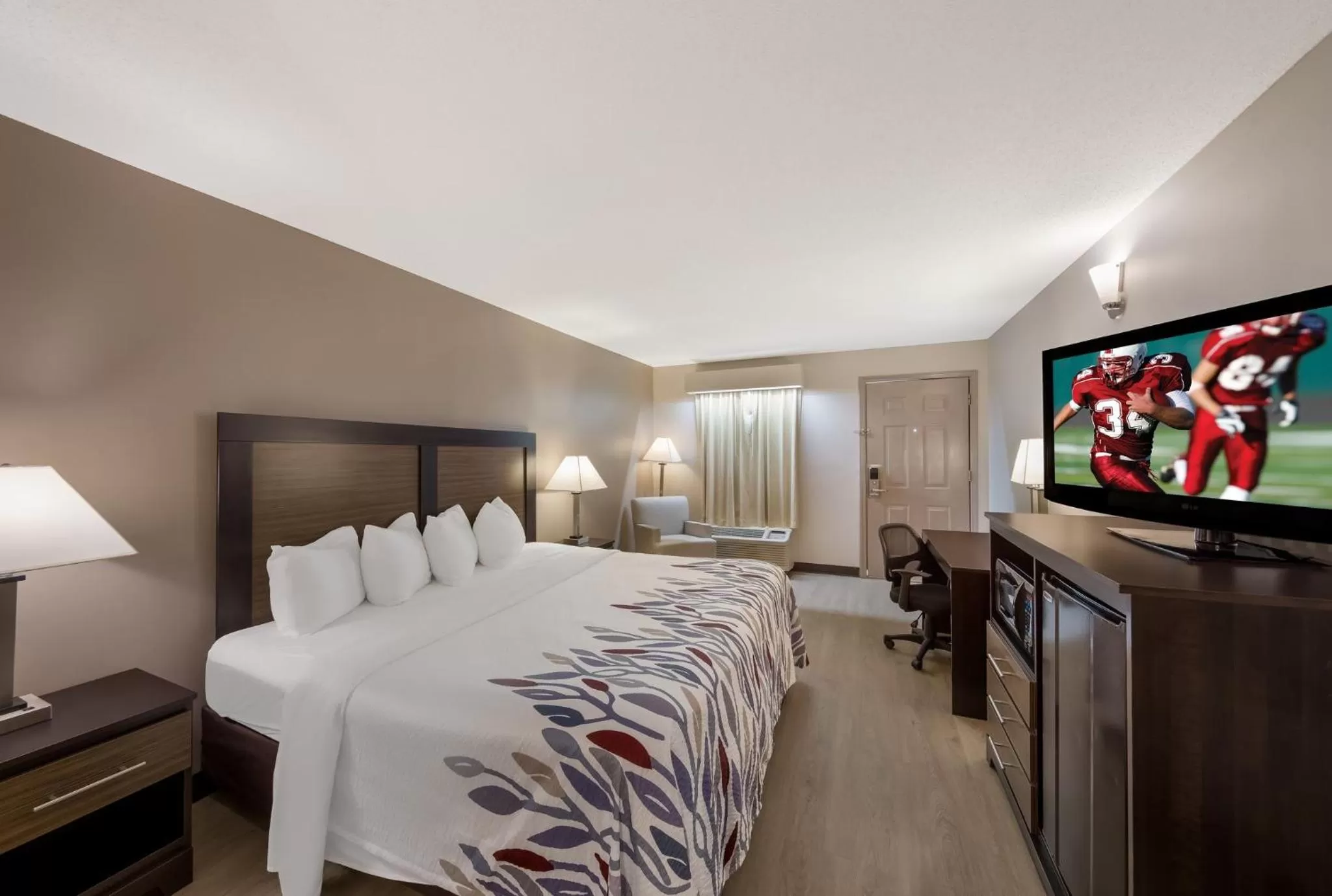 Photo of the whole room, Bed in Red Roof Inn Jasper