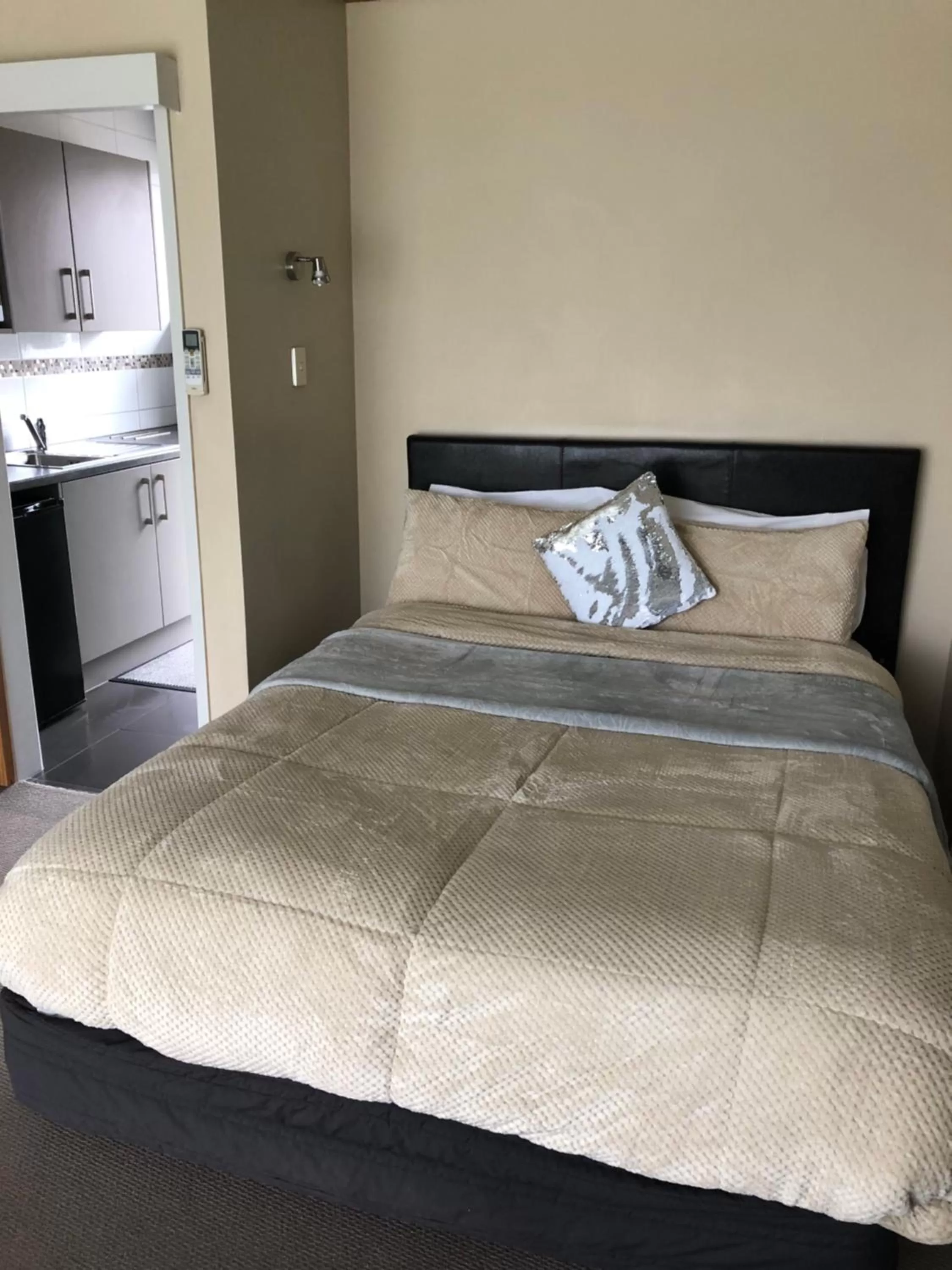 Bed in Aarburg Airport Motel