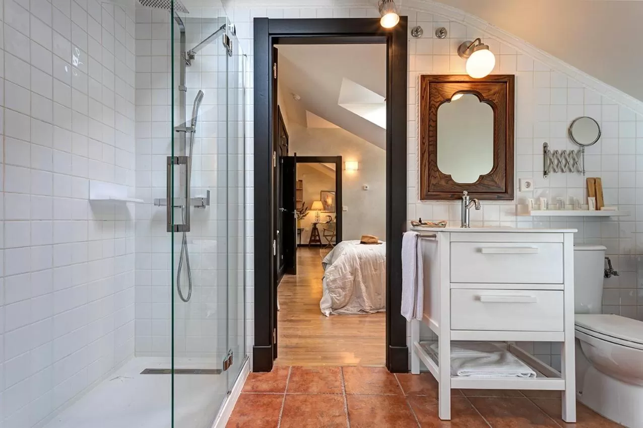 Shower, Bathroom in Hospedium Hotel La Farm