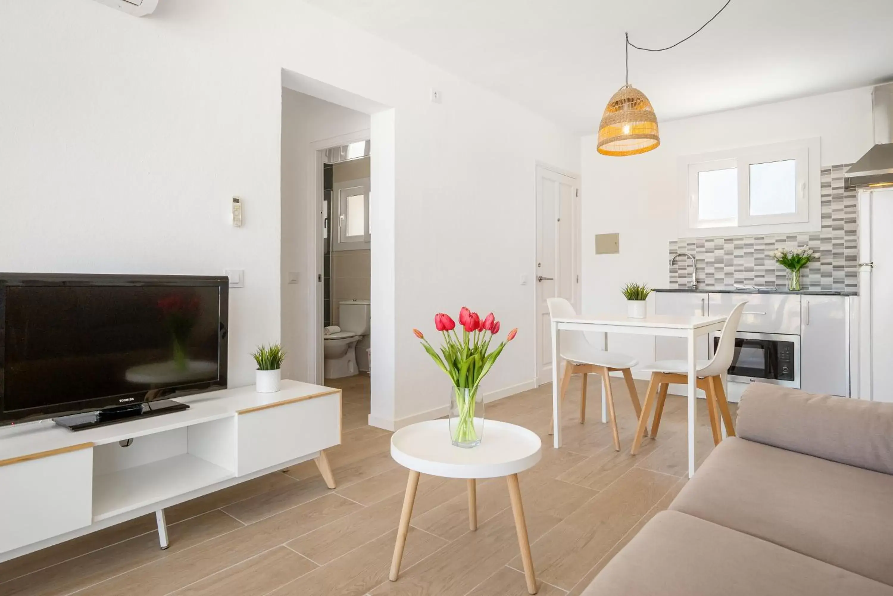 Kitchen or kitchenette, TV/Entertainment Center in VORAMAR