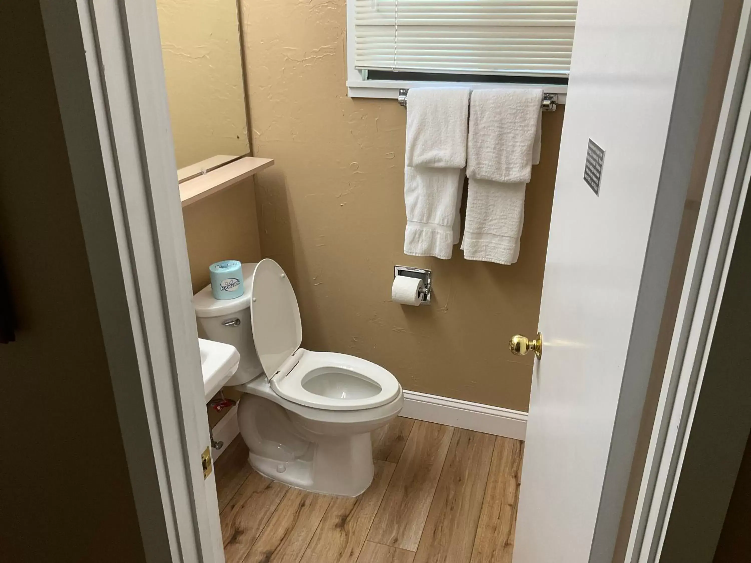 Bathroom in Carr's Northside Hotel and Cottages