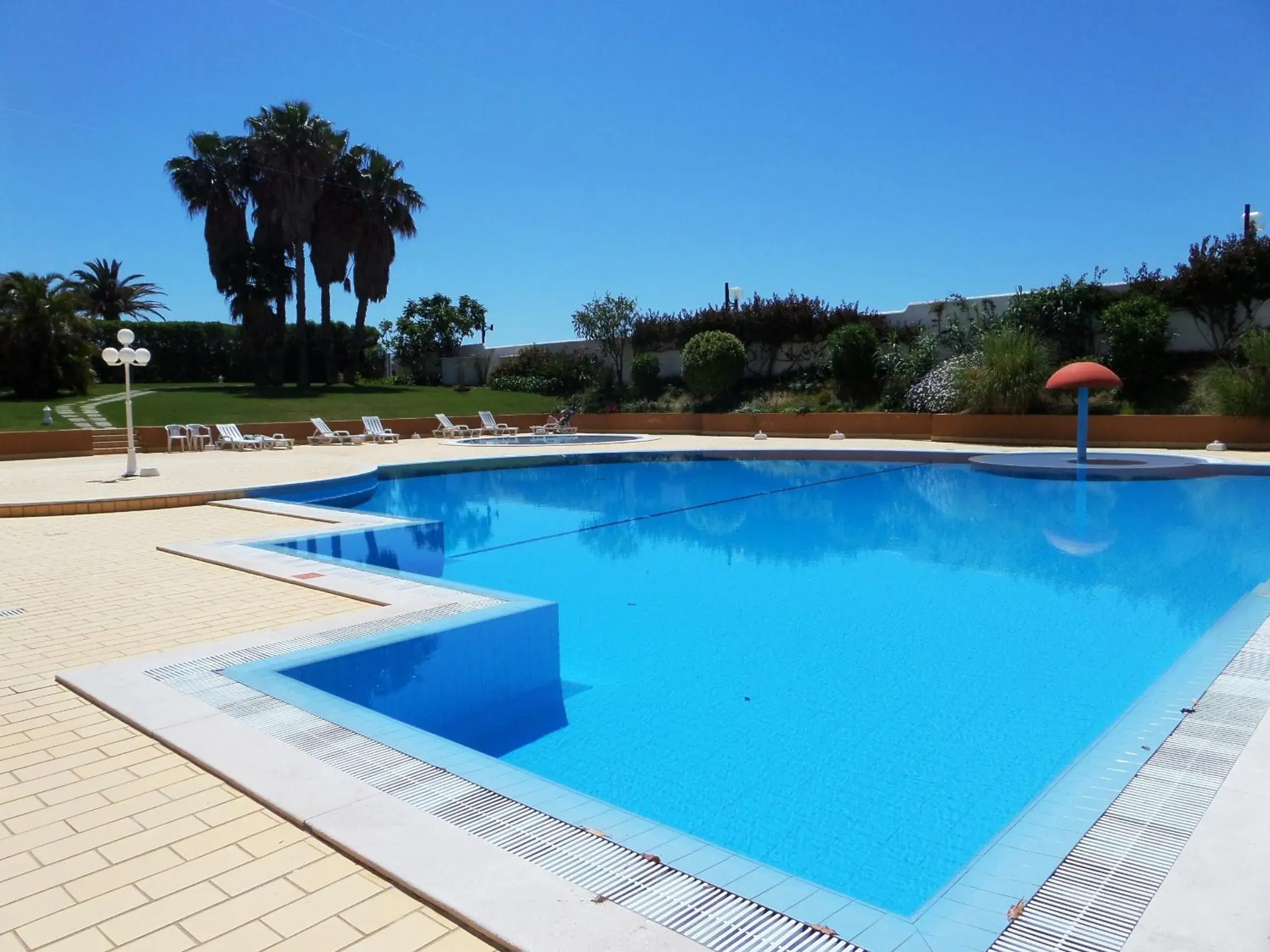 Swimming Pool in Hotel Luar