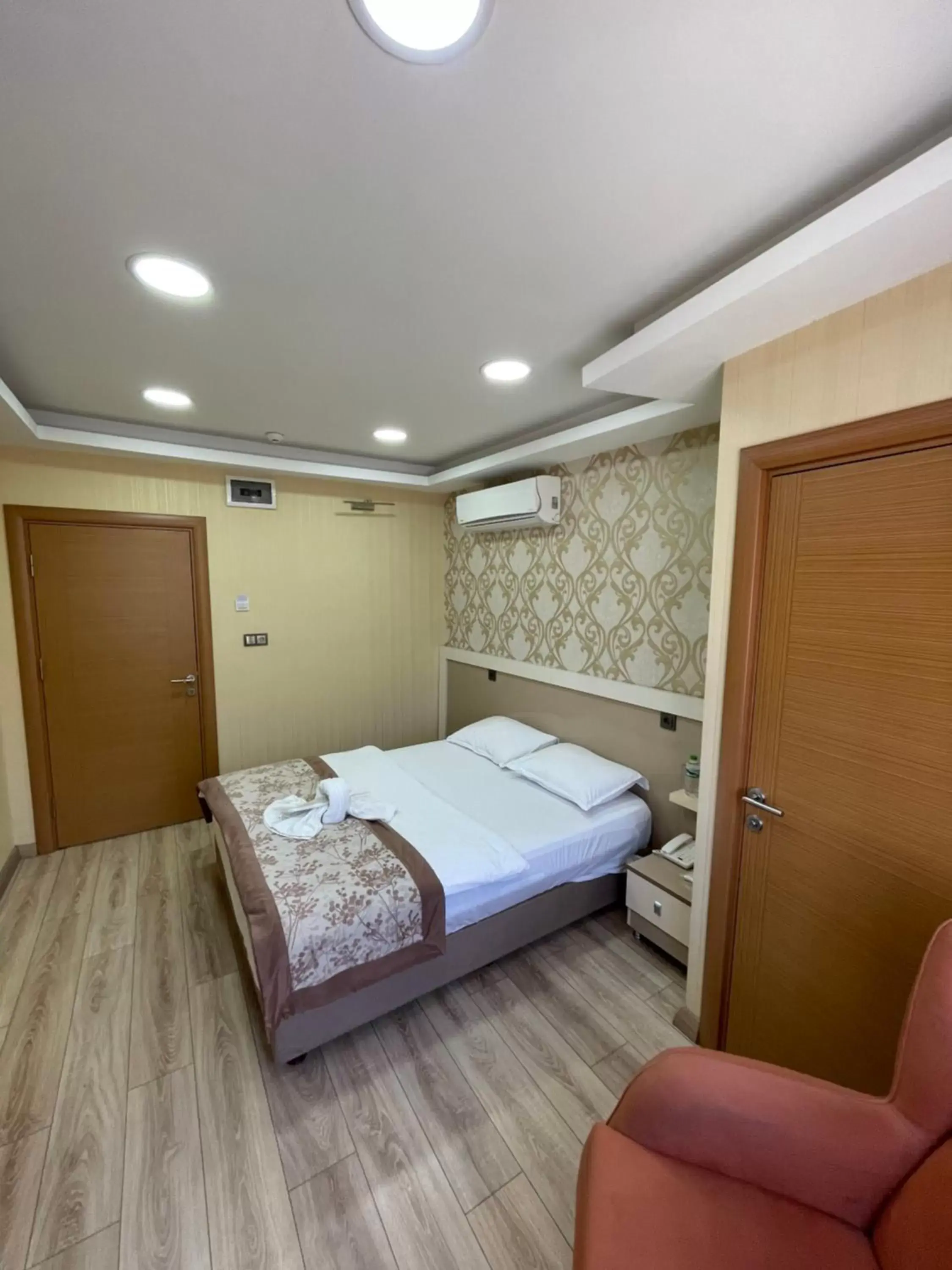 Property building, Bed in EViM HOTEL