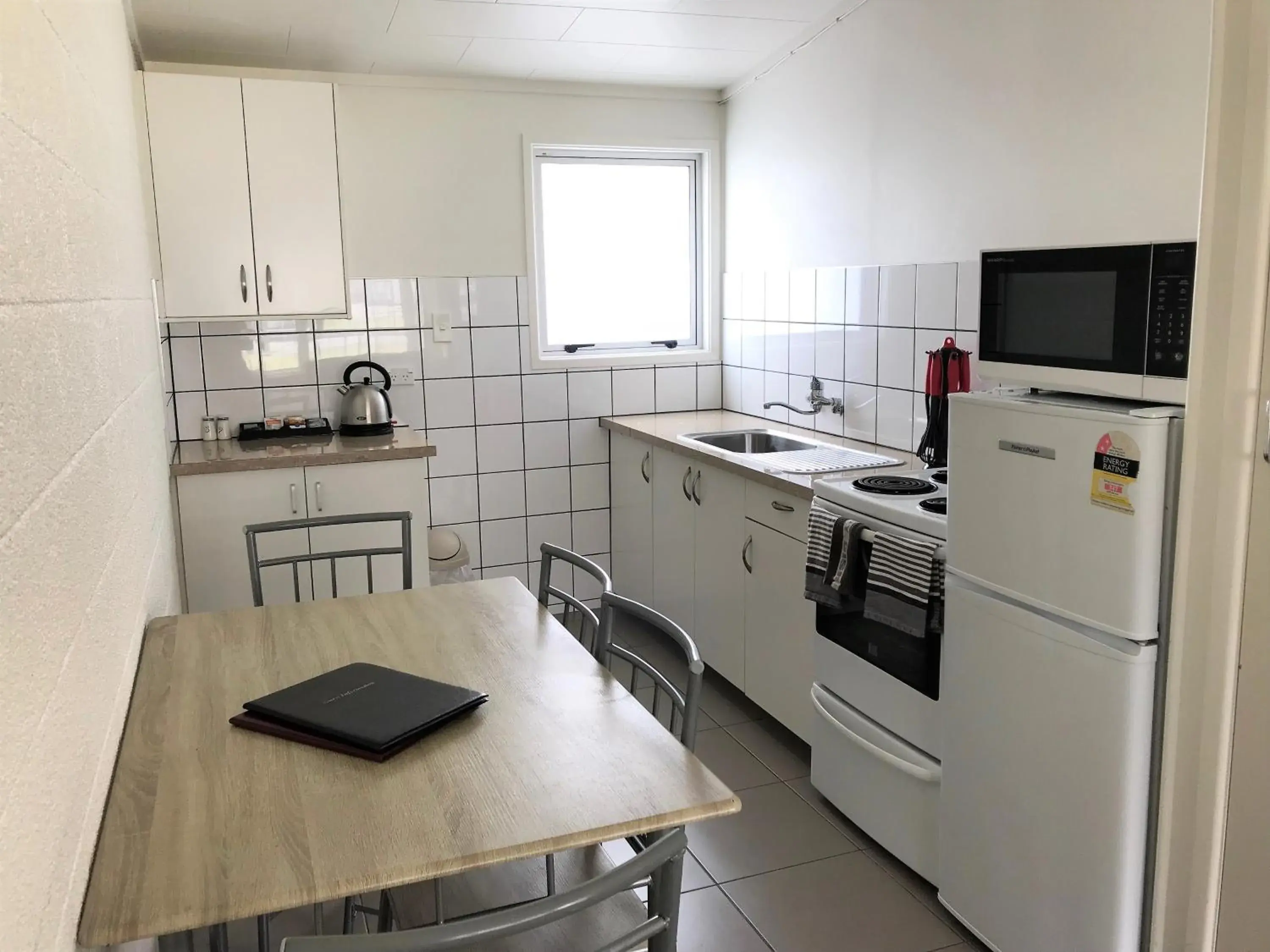 Kitchen/Kitchenette in Central Court Motel