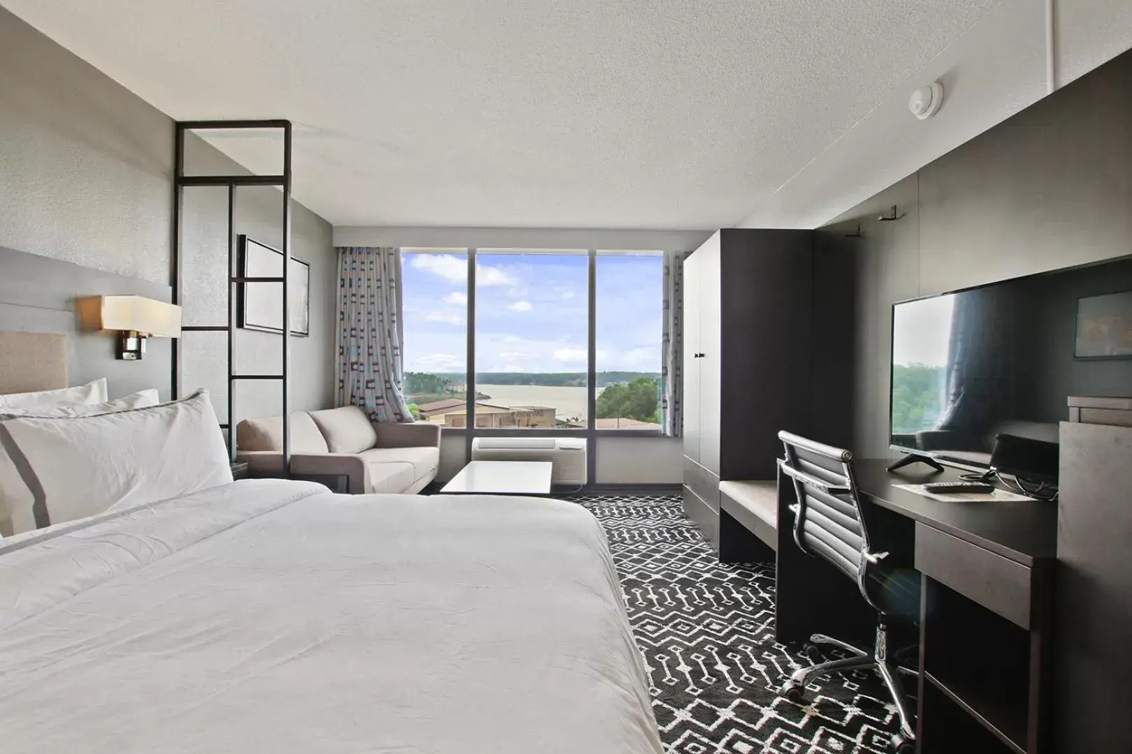 Photo of the whole room, Bed in The Resort at Lake of the Ozarks Photo of the whole room, Bed in The Resort at Lake of the Ozarks