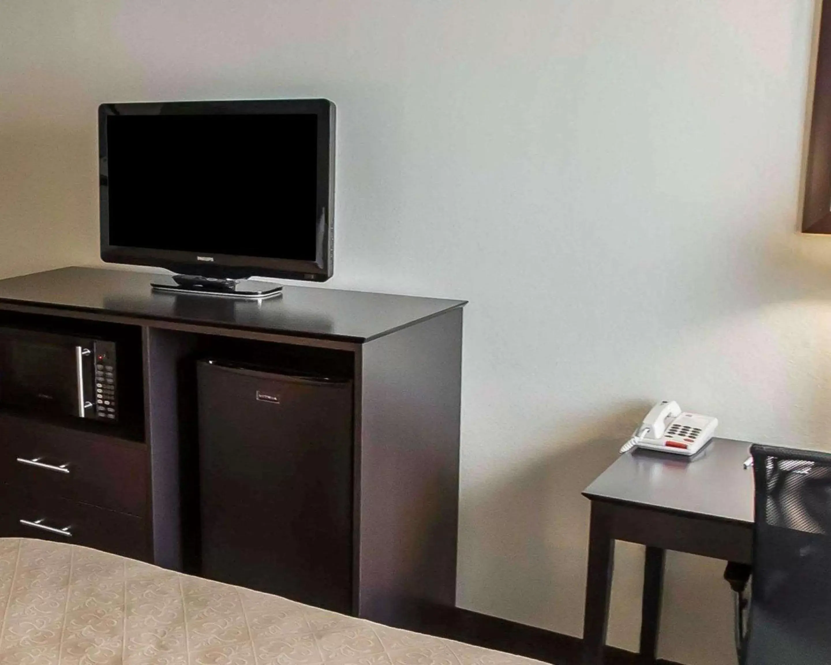 Photo of the whole room, TV/Entertainment Center in Quality Inn Chesterton near Indiana Dunes National Park I-94