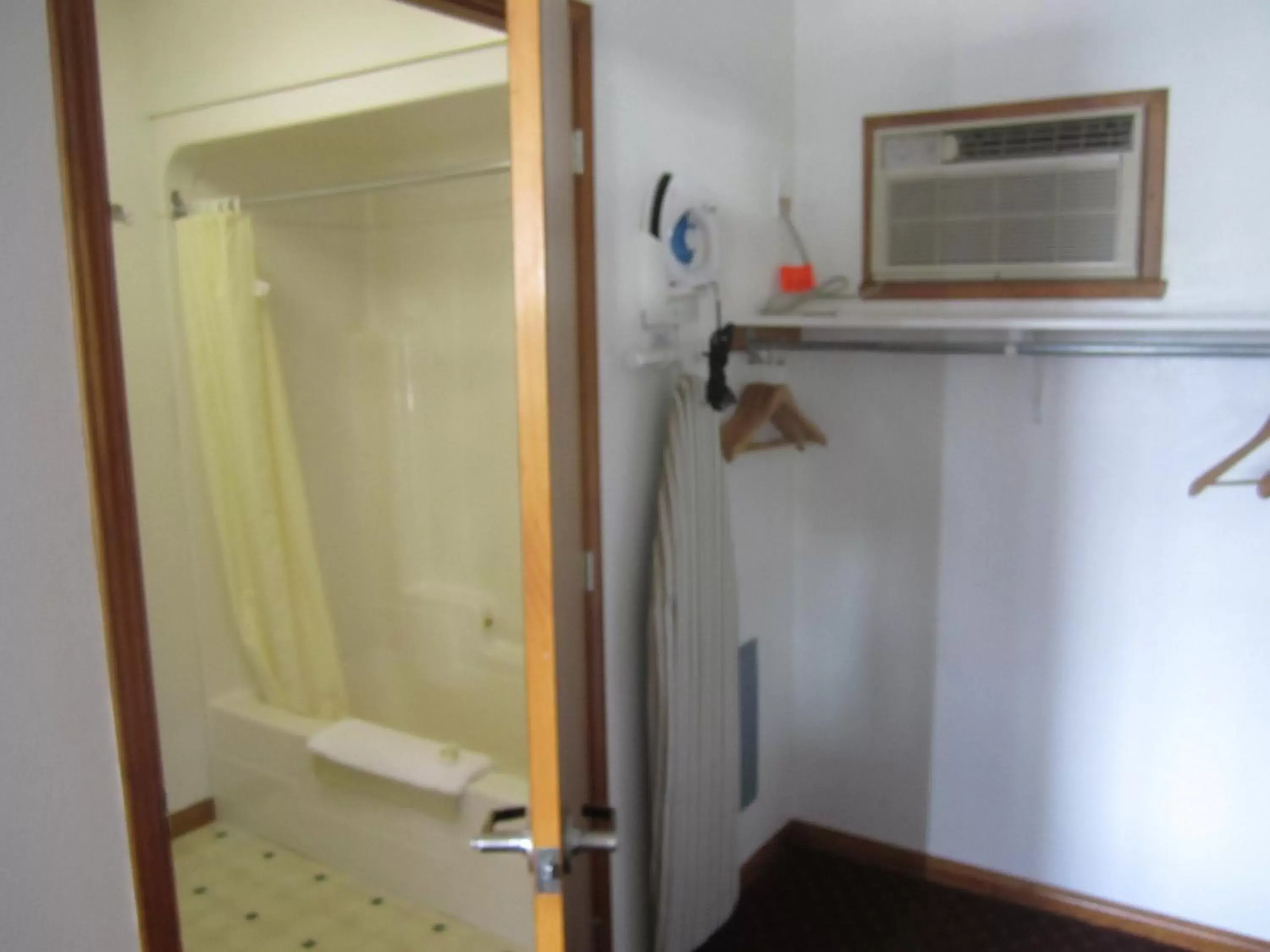 Area and facilities, Kitchen/Kitchenette in Bishops Country Inn Motel