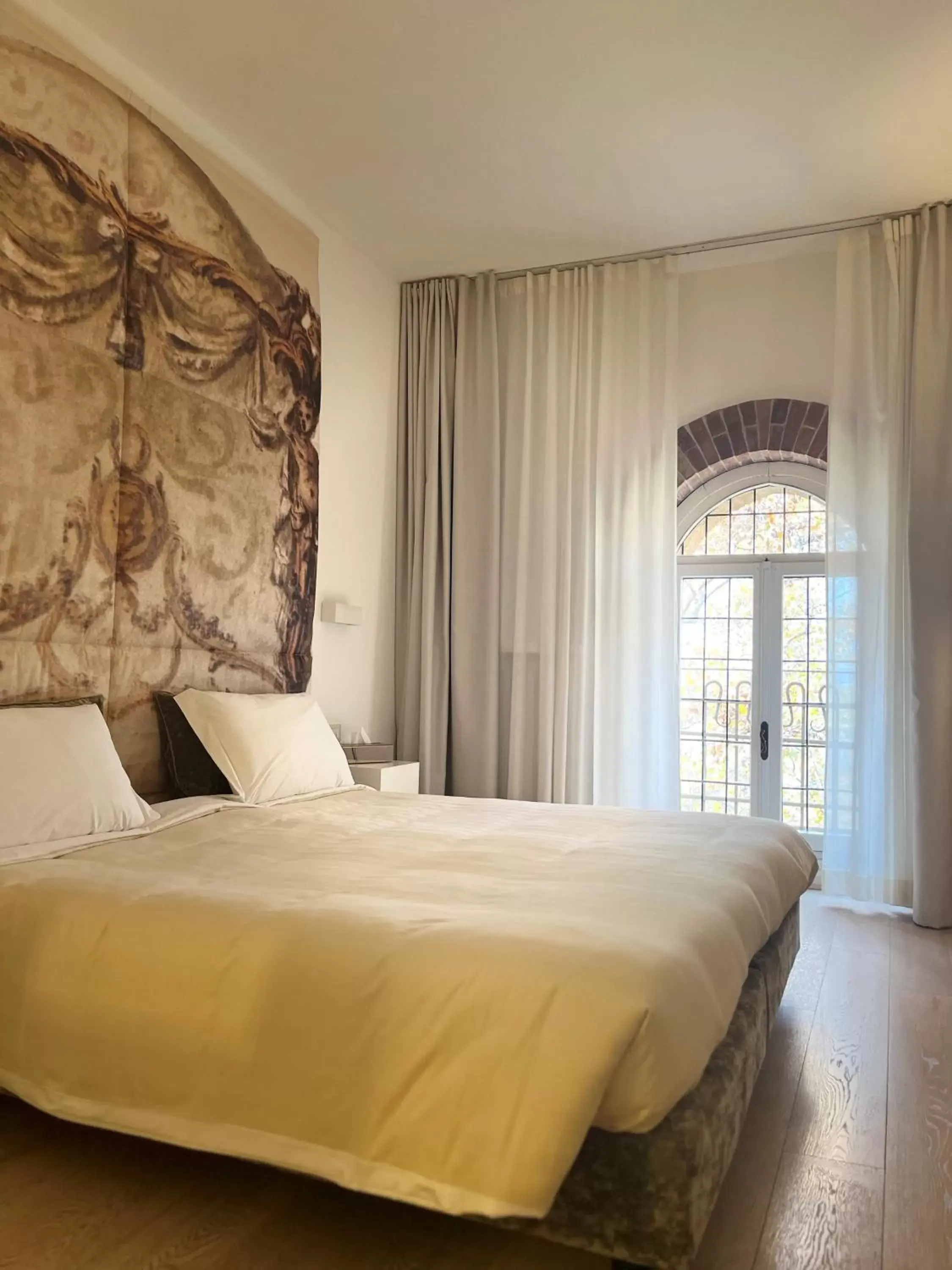 View (from property/room), Bed in Hotel Castello di Santa Vittoria