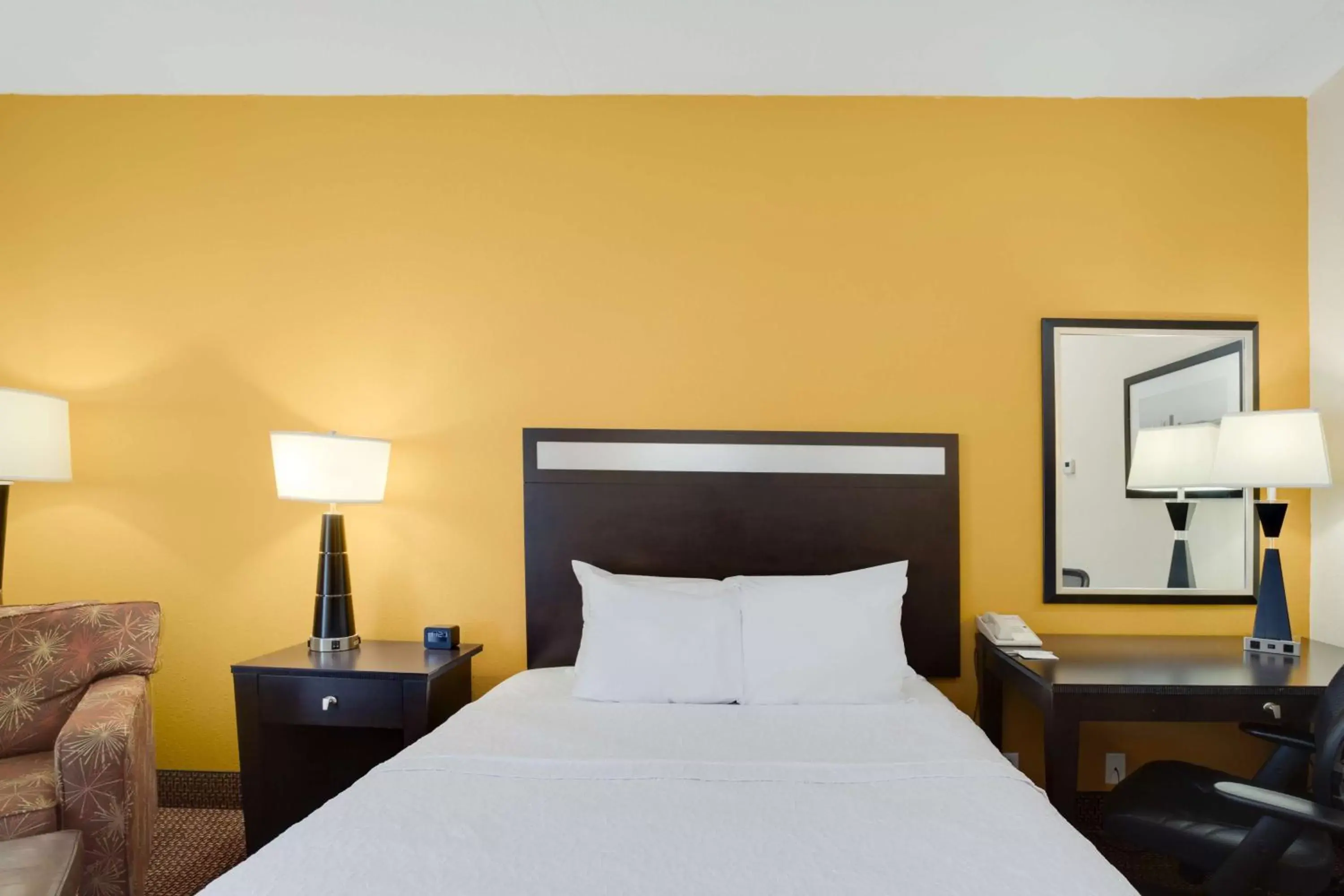 Bedroom, Bed in Hampton Inn Pittsburgh/West Mifflin