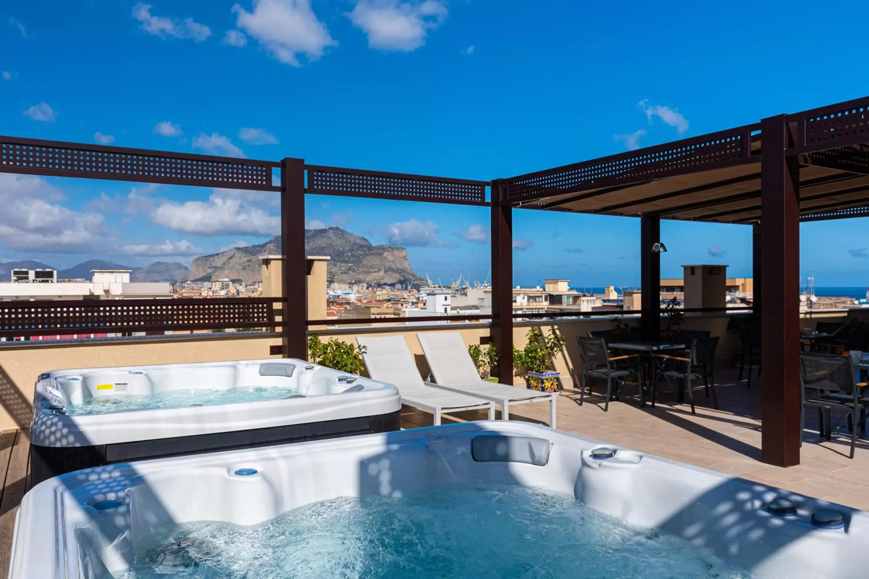 Hot Tub in Palermo Blu - Multi Suite