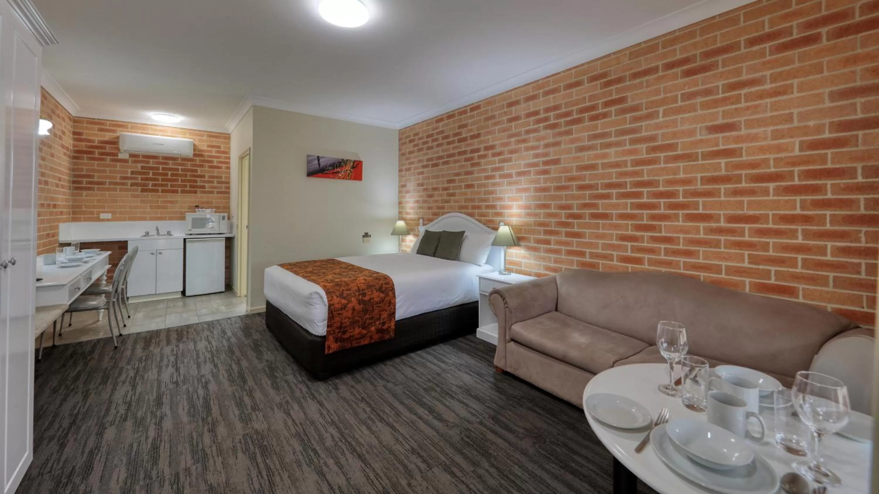 minibar, Bed in Country Gardens Motor Inn