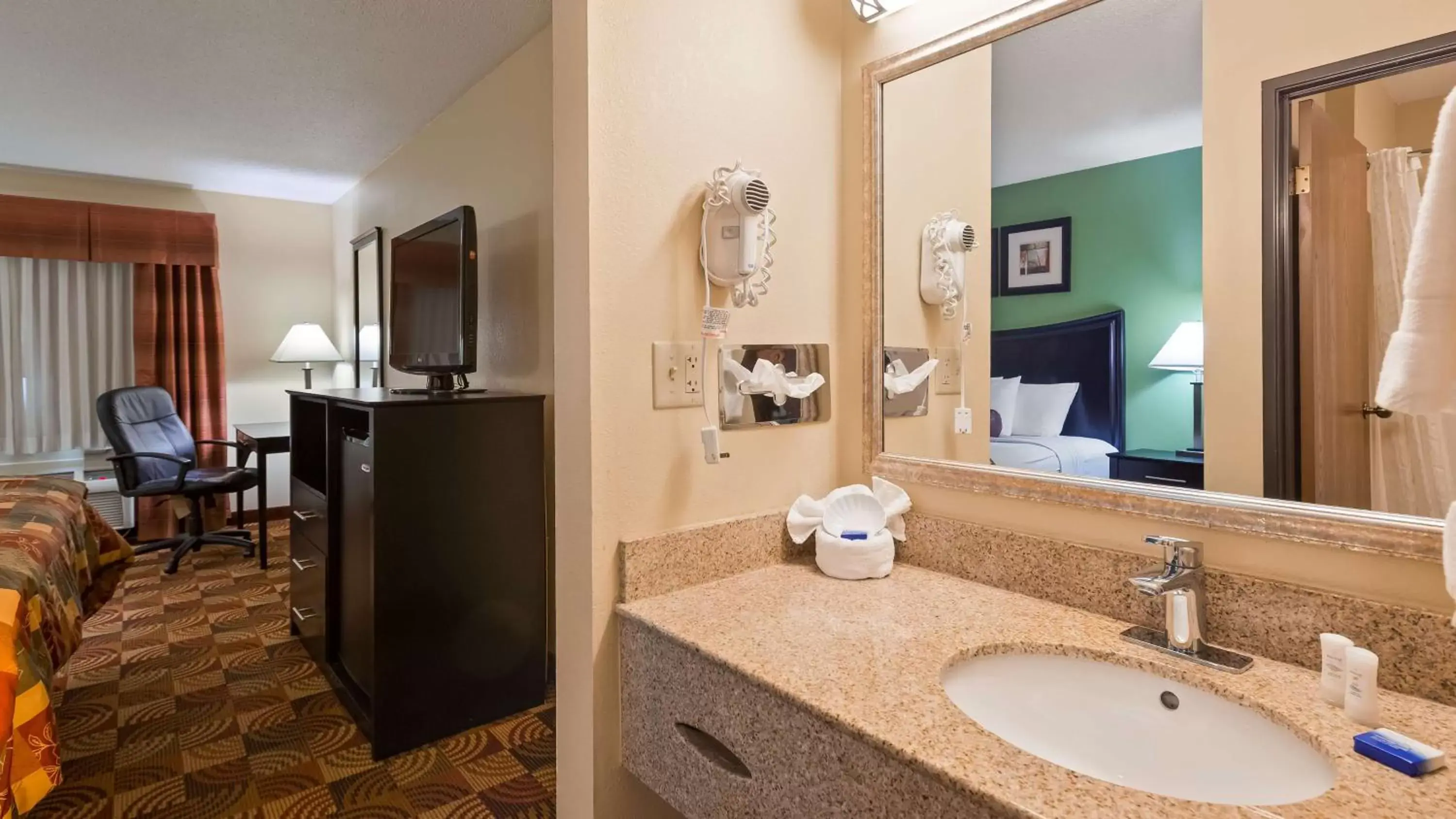 Photo of the whole room, Bathroom in Best Western Canal Winchester Inn-Columbus South East