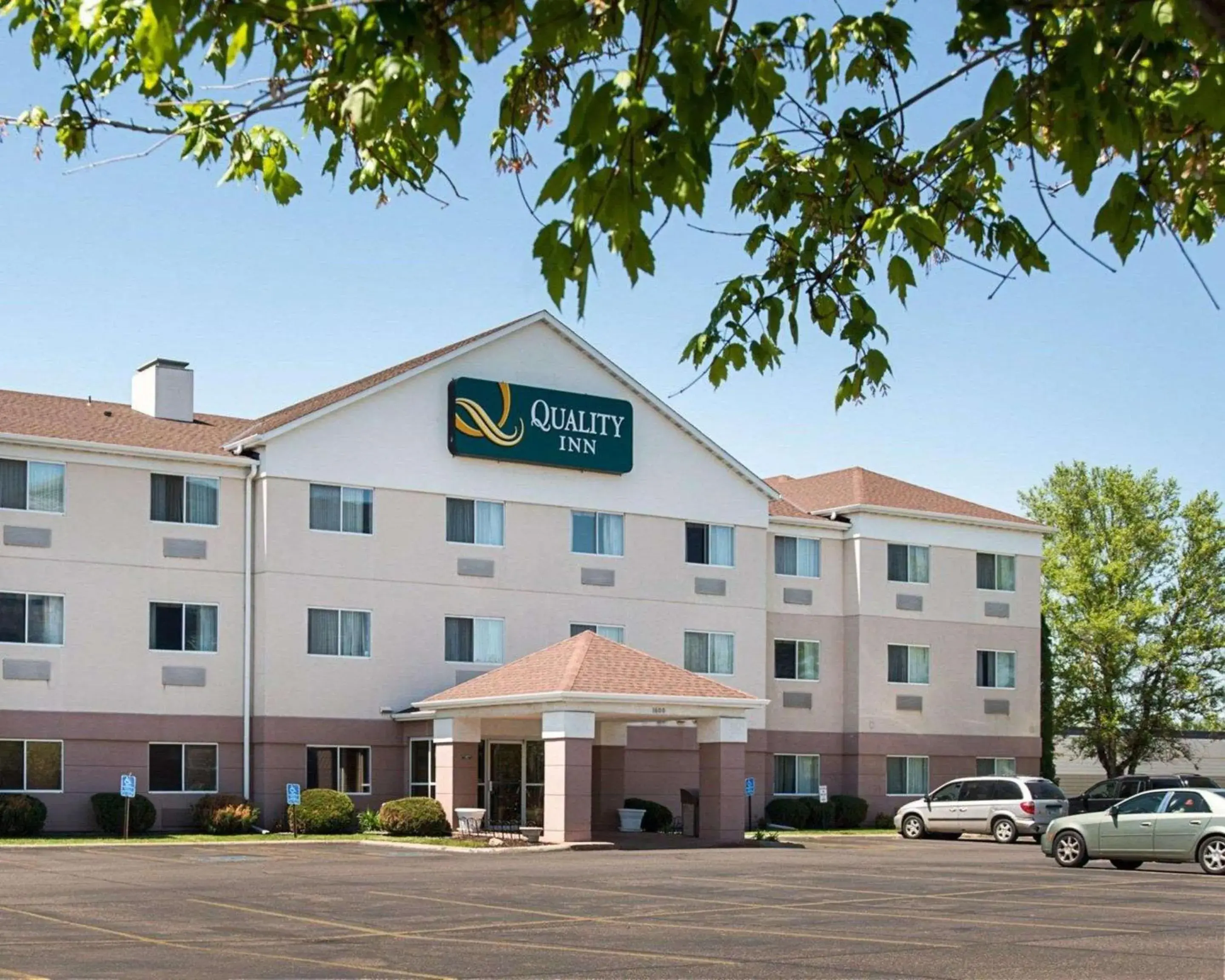 Property Building in Brooklyn Center Quality Inn