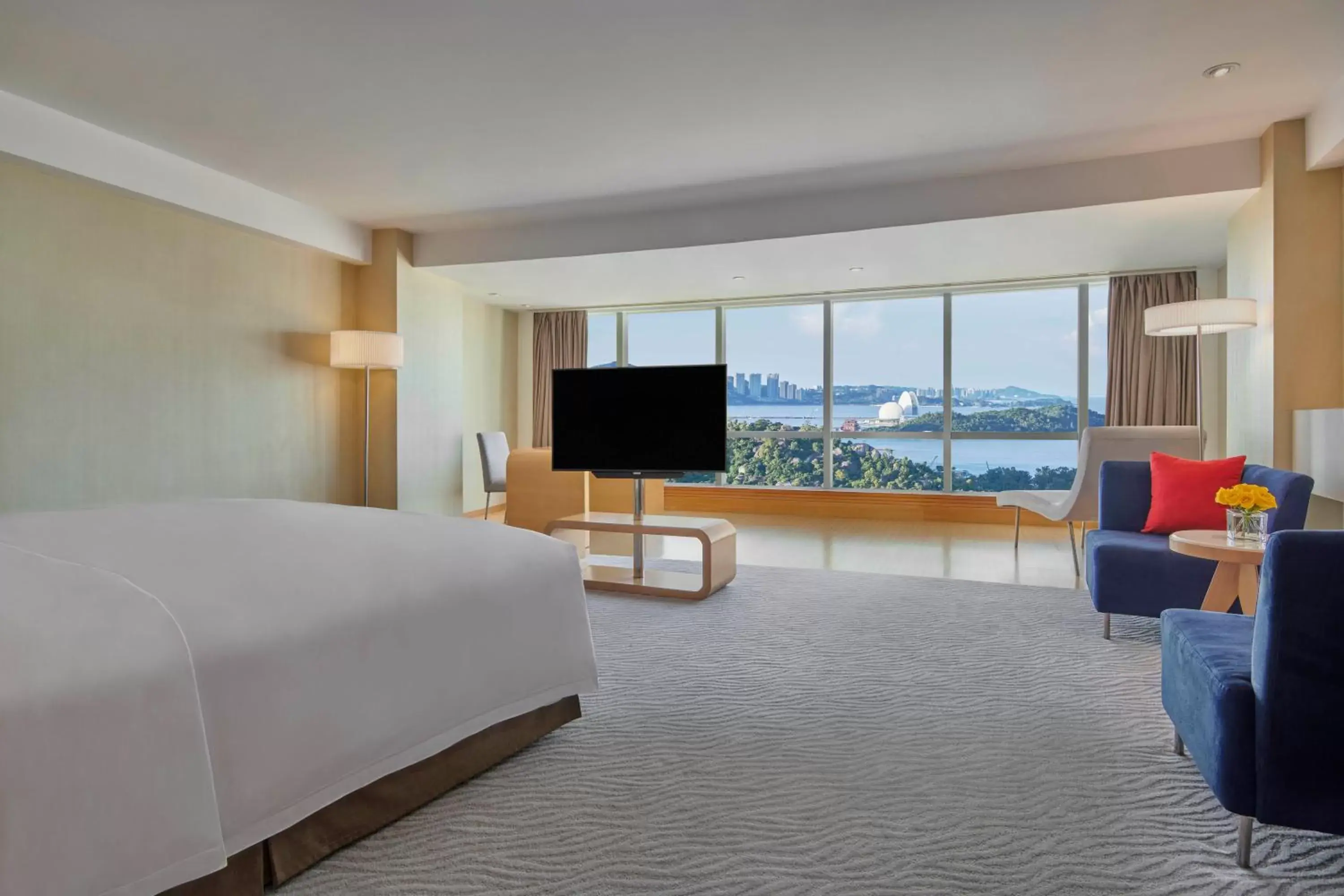 1 King Standard Sea View Lounge Access in Crowne Plaza Zhuhai City Center, an IHG Hotel