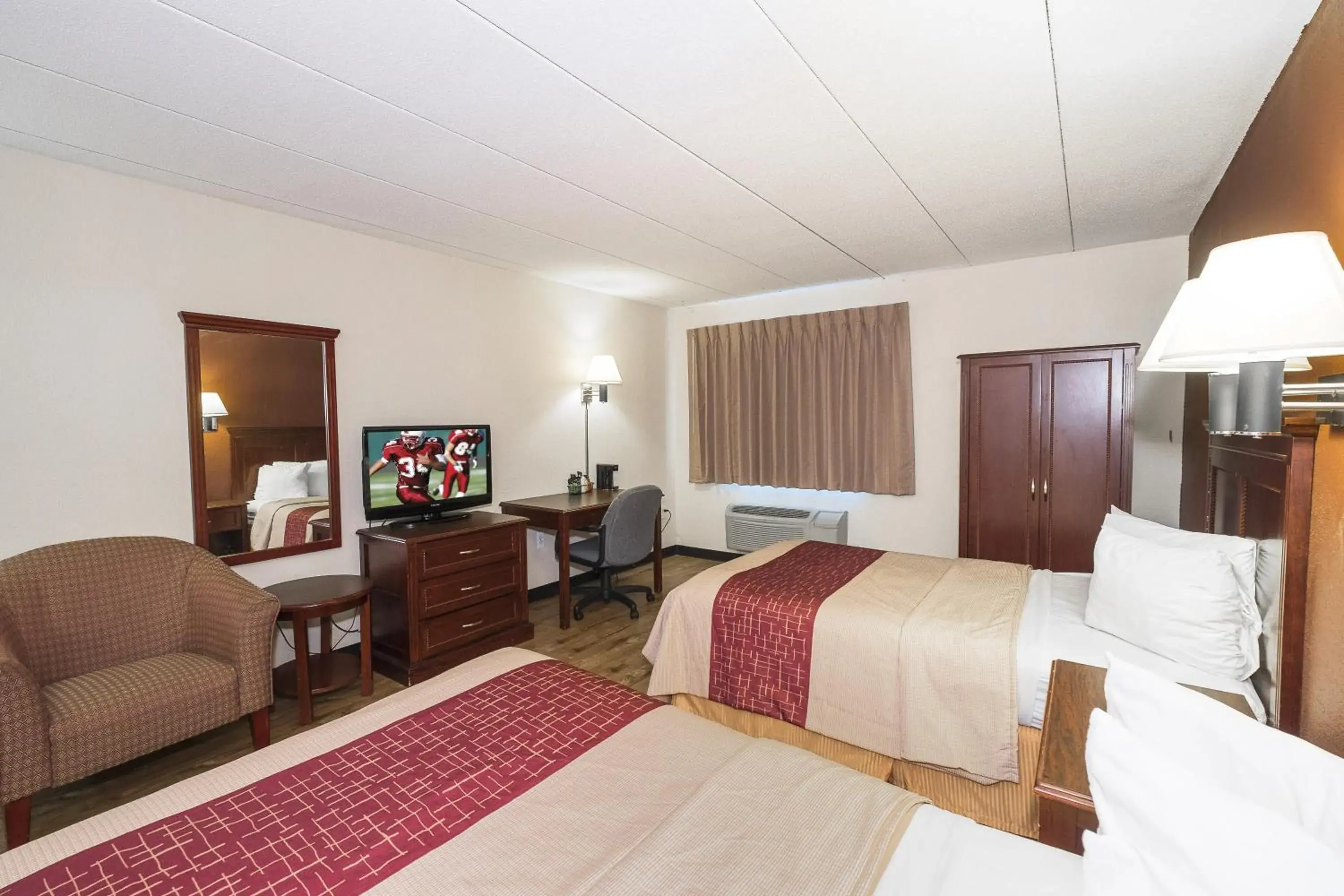 Photo of the whole room, Room Photo in Red Roof Inn Hartford - Vernon