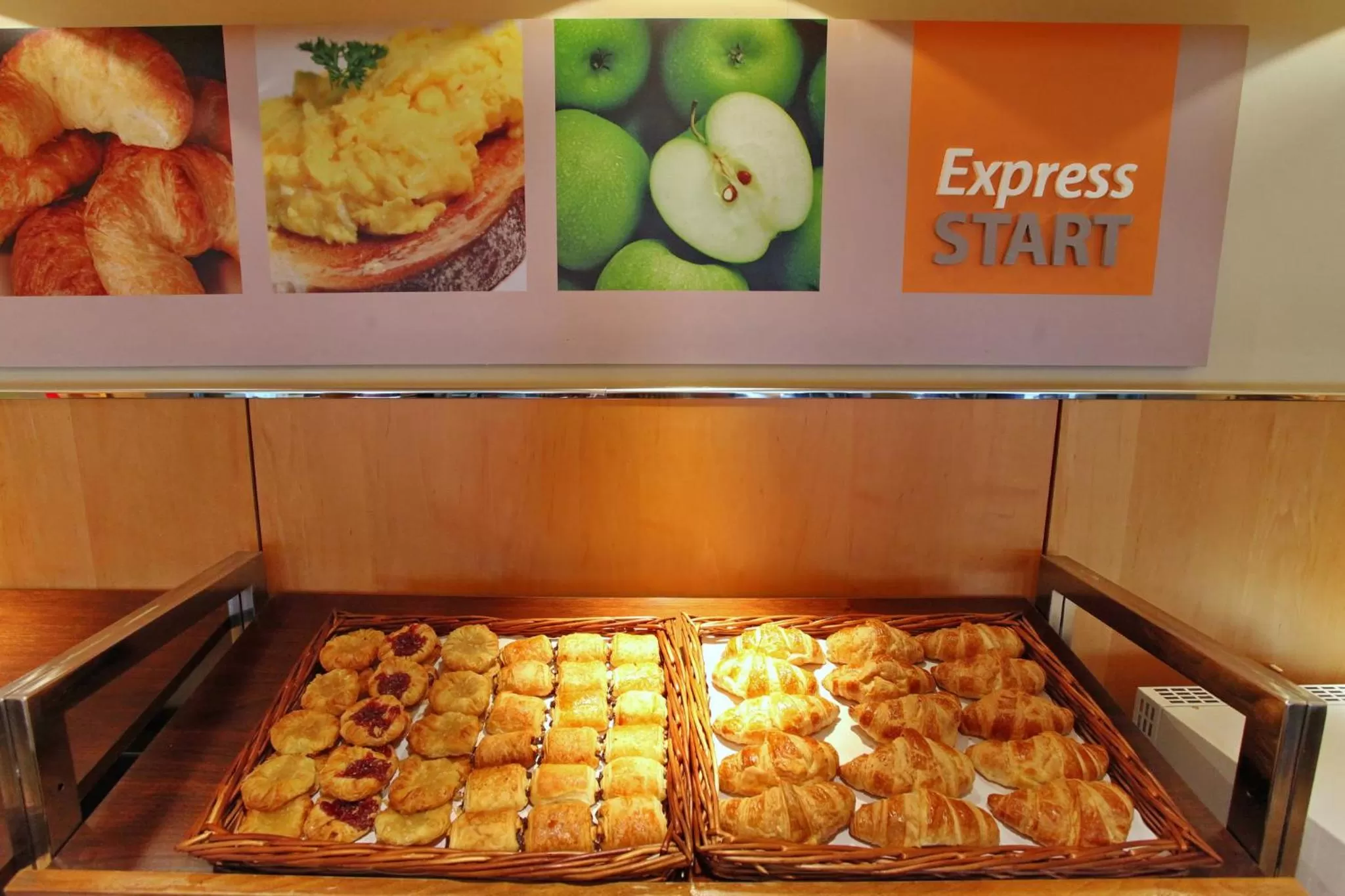 Restaurant/places to eat in Holiday Inn Express Birmingham Redditch by IHG