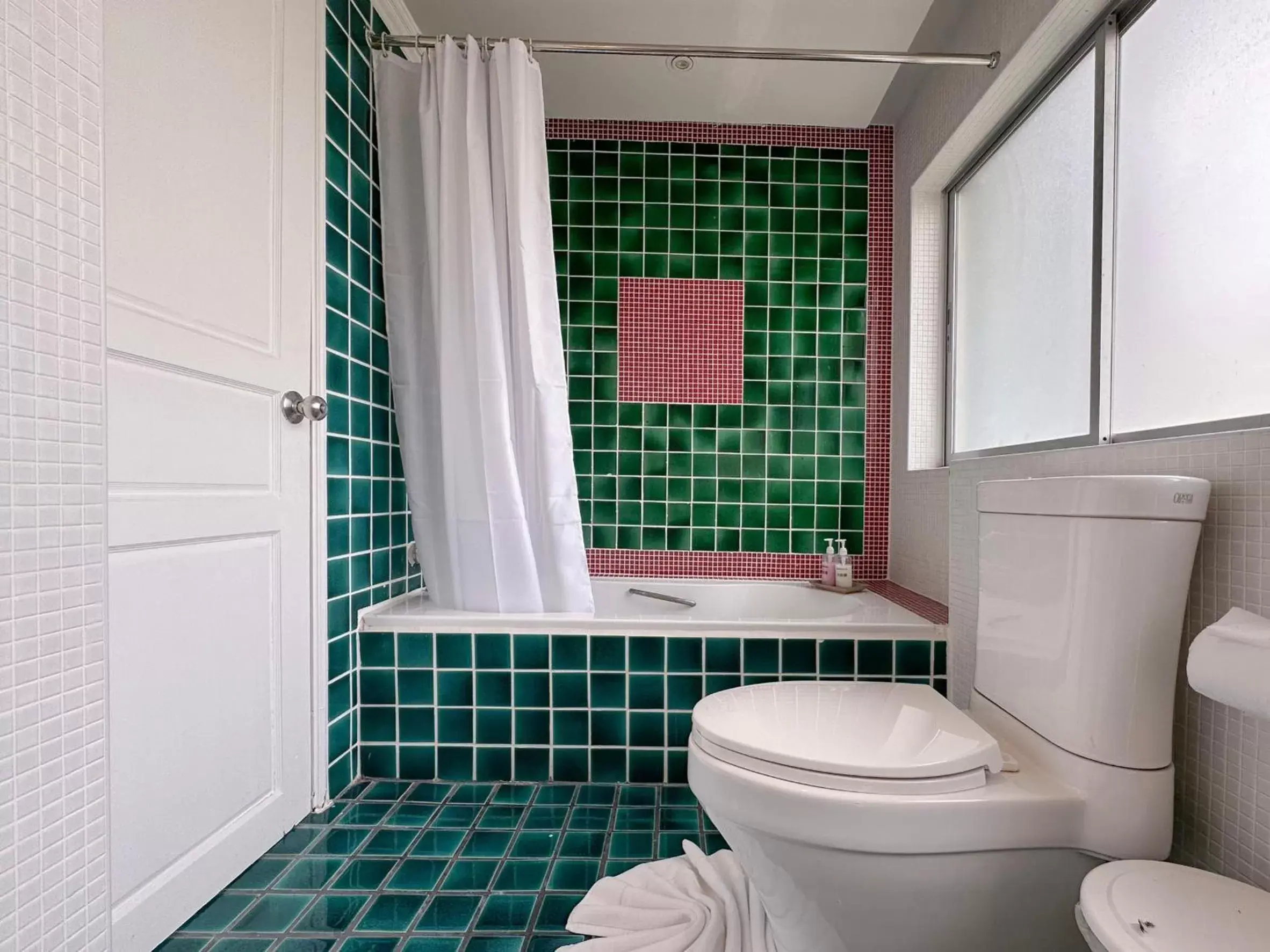 Toilet, Bathroom in At Pingnakorn Hotel