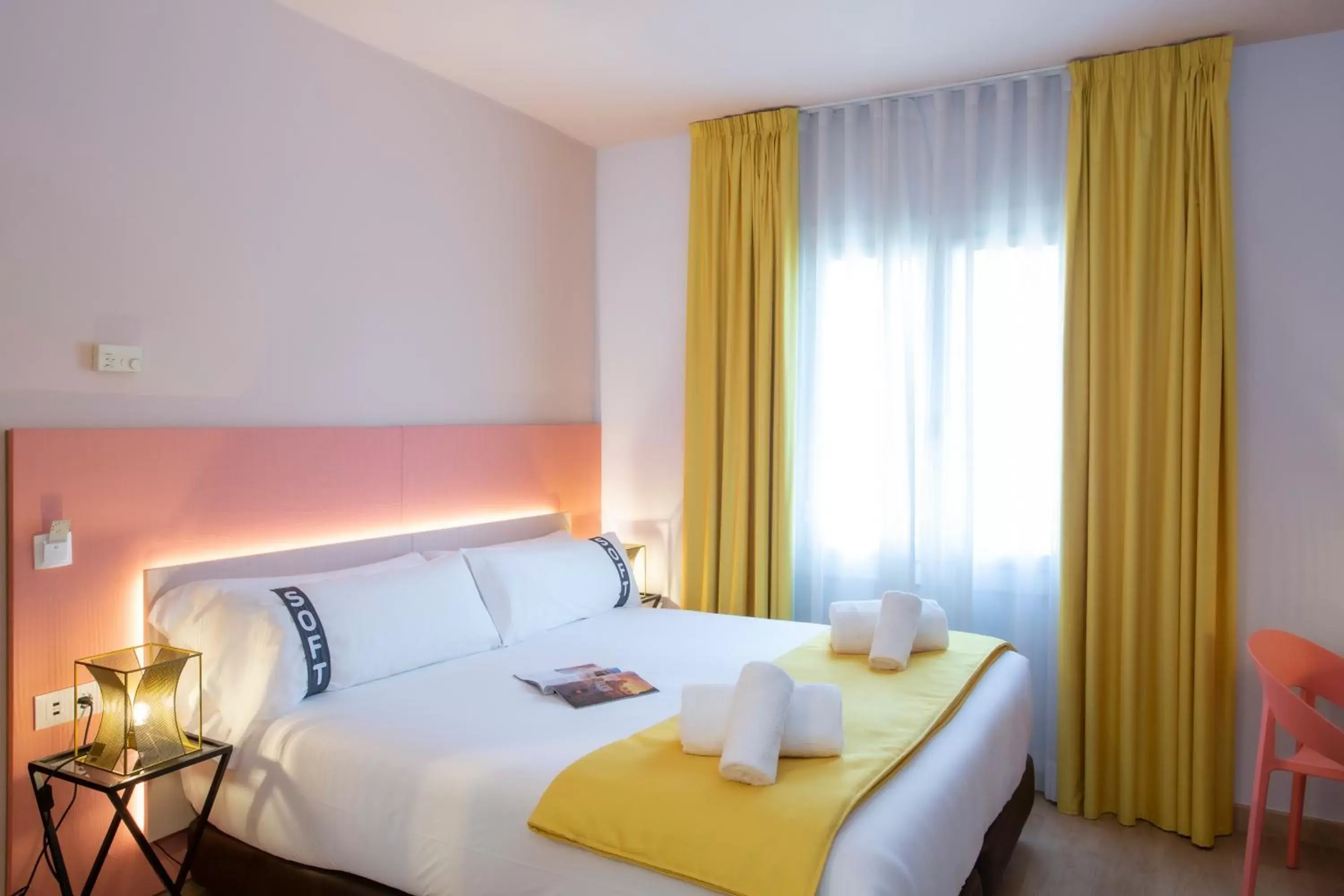 Photo of the whole room, Bed in Casual Colours Barcelona
