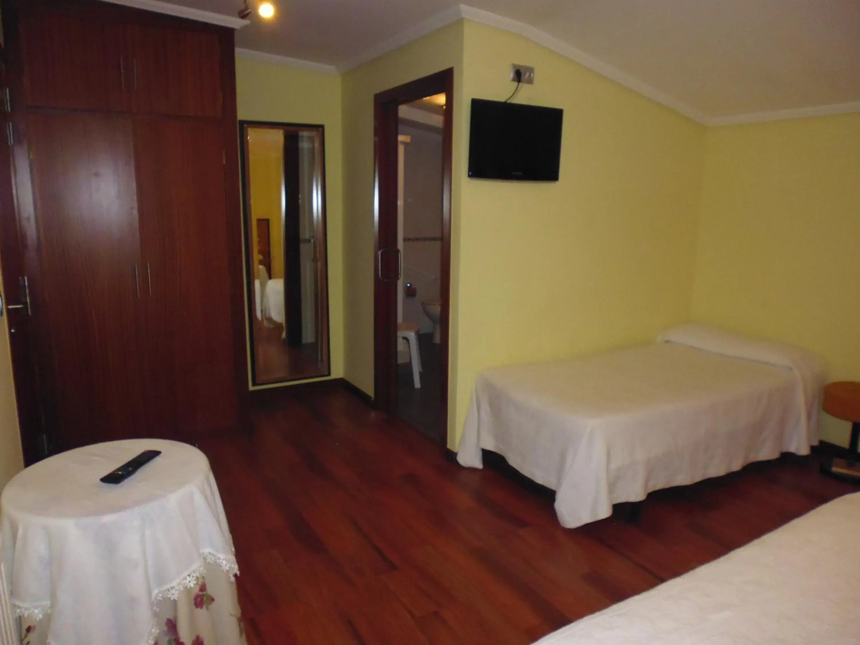 Bedroom, TV/Entertainment Center in Cruceiro do Monte