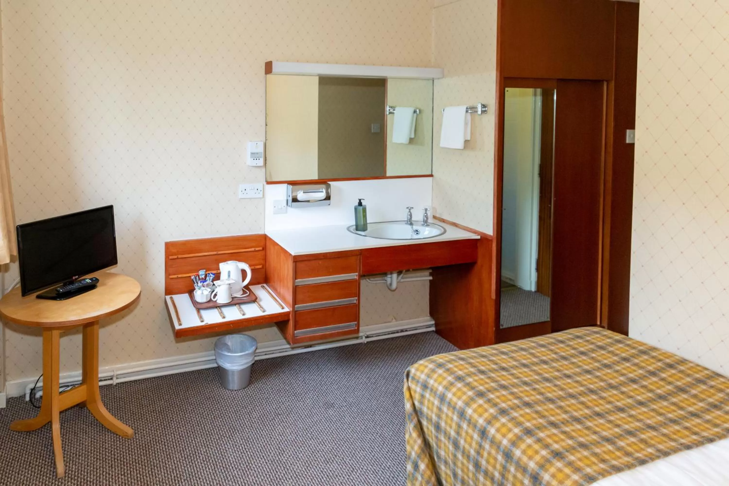 Bedroom, Bed in Alexandra Hotel