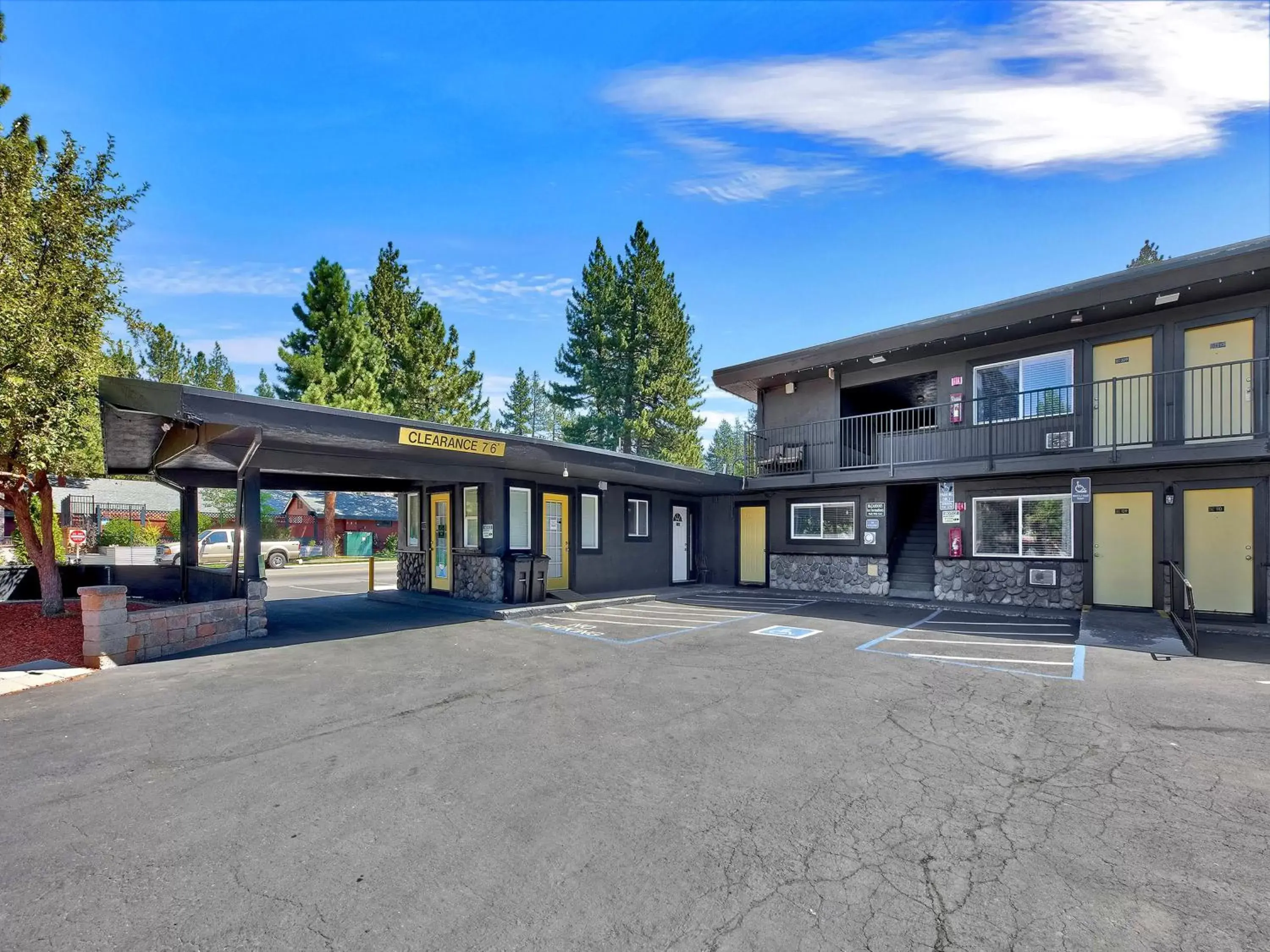 Property building in Secrets Inn Lake Tahoe Property building in Secrets Inn Lake Tahoe