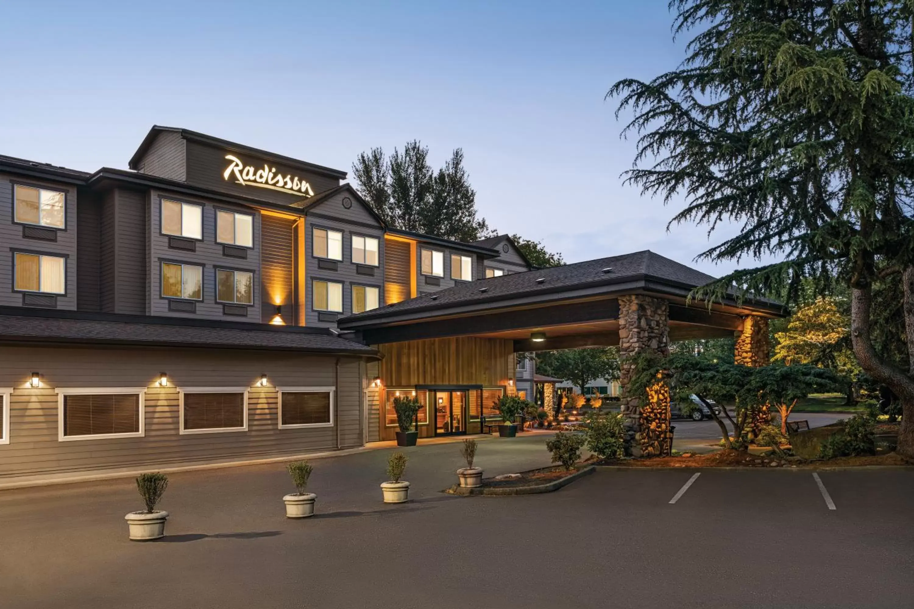 Facade/entrance, Property Building in Radisson Hotel Portland Airport