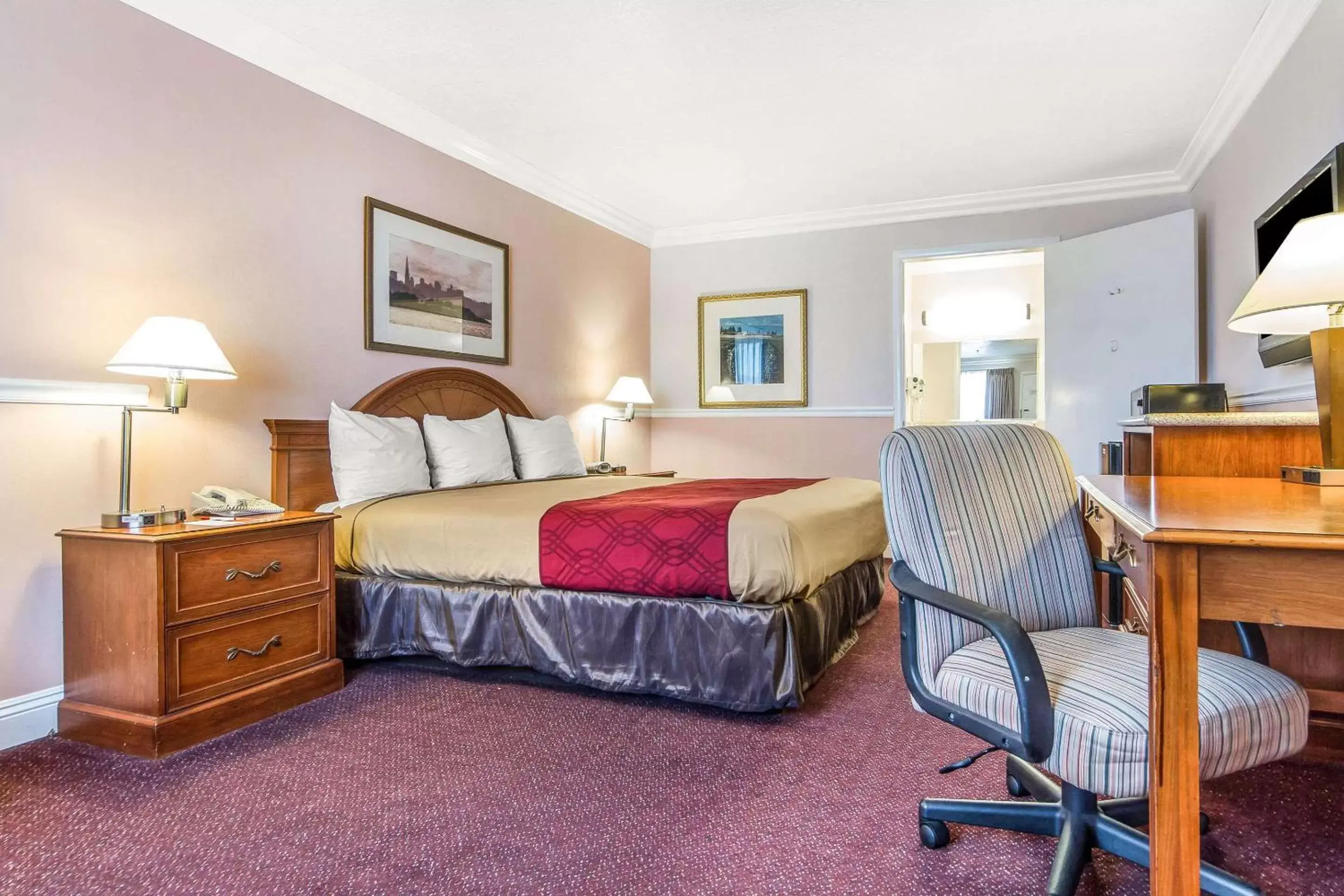 Photo of the whole room, Bed in Econo Lodge Castro Valley I-580