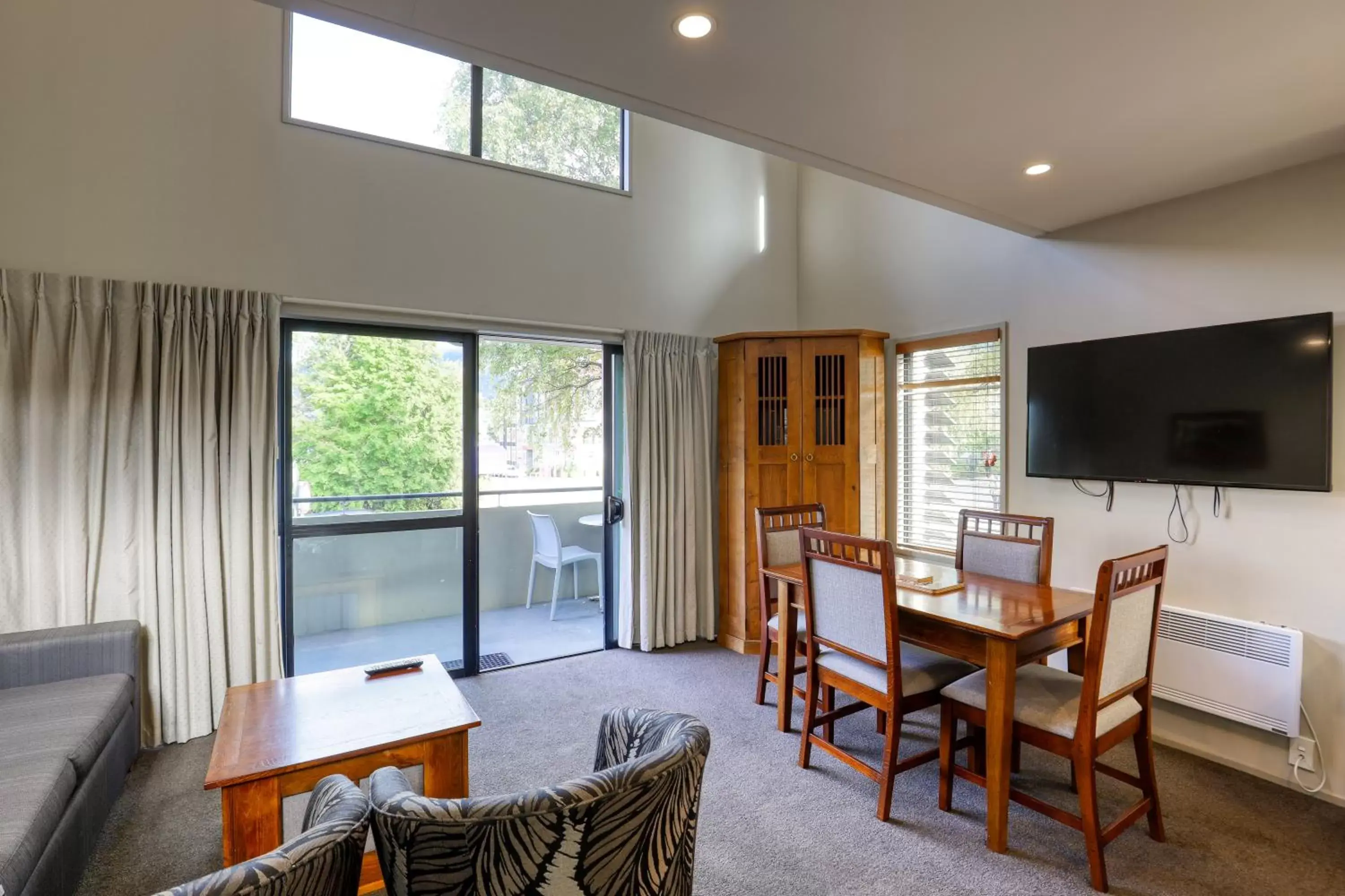 Living room, Seating Area in Garden Court Suites & Apartments