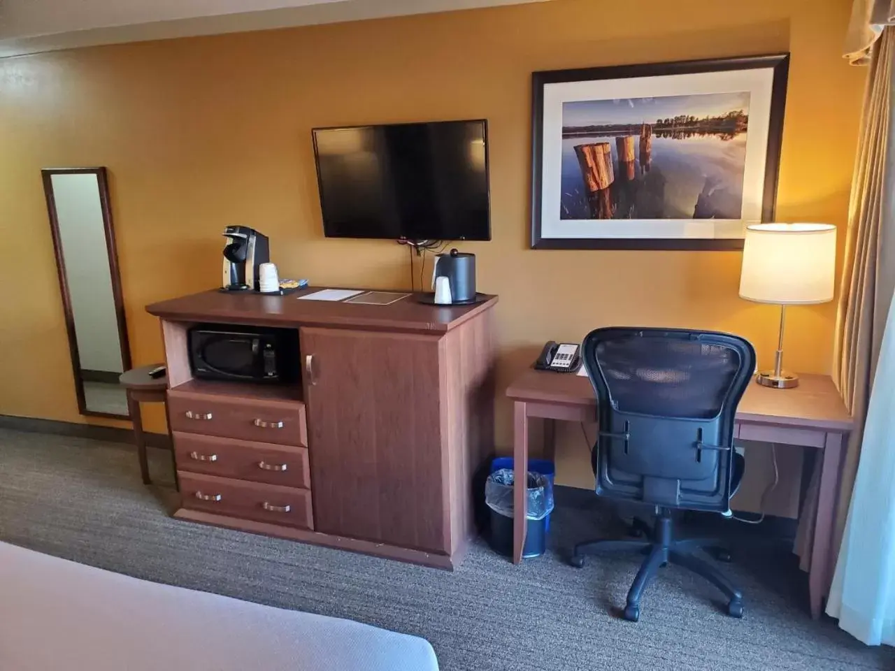 TV and multimedia, TV/Entertainment Center in Best Western The Westerly Hotel