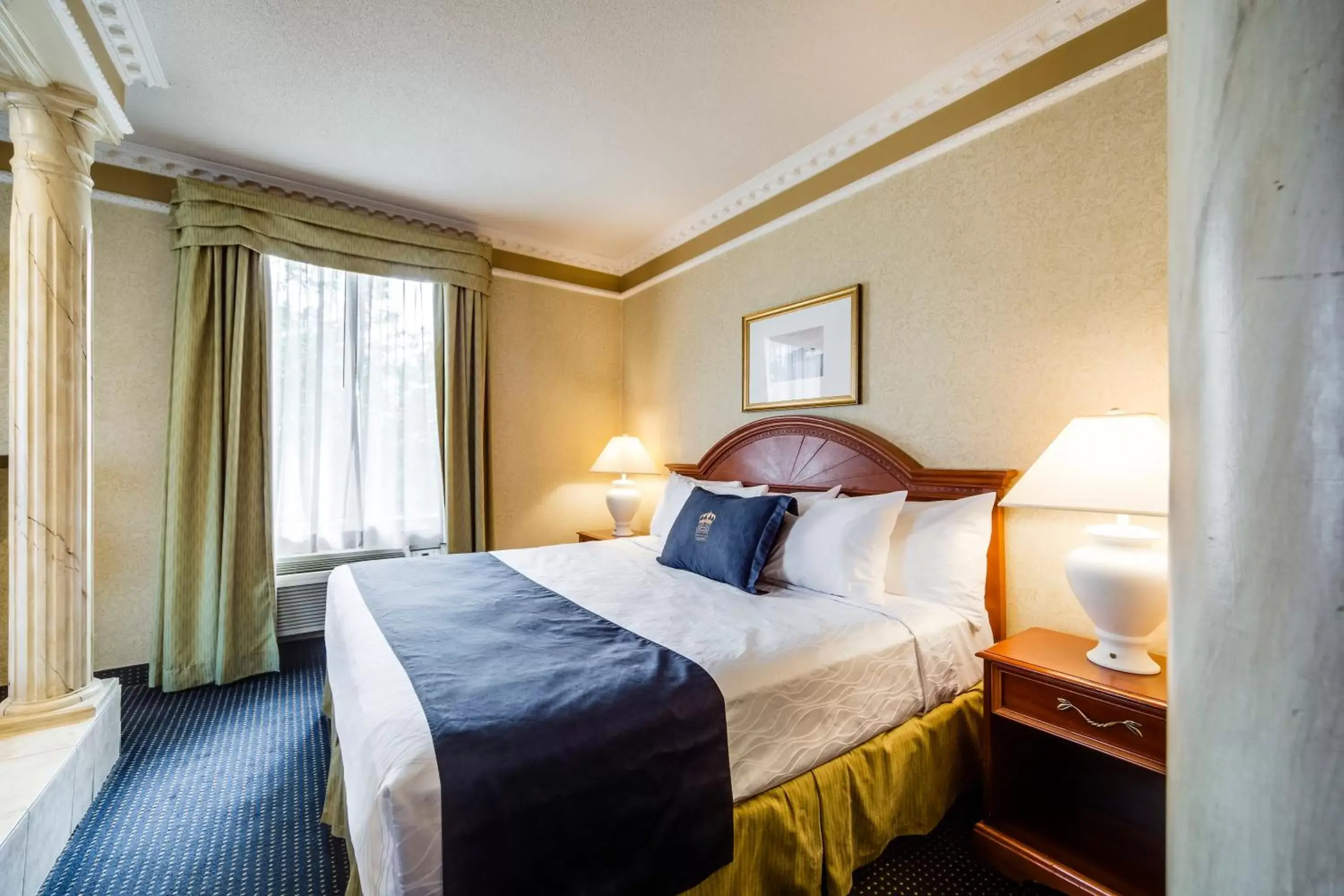 Bed in Monte Carlo Inn Toronto West Suites